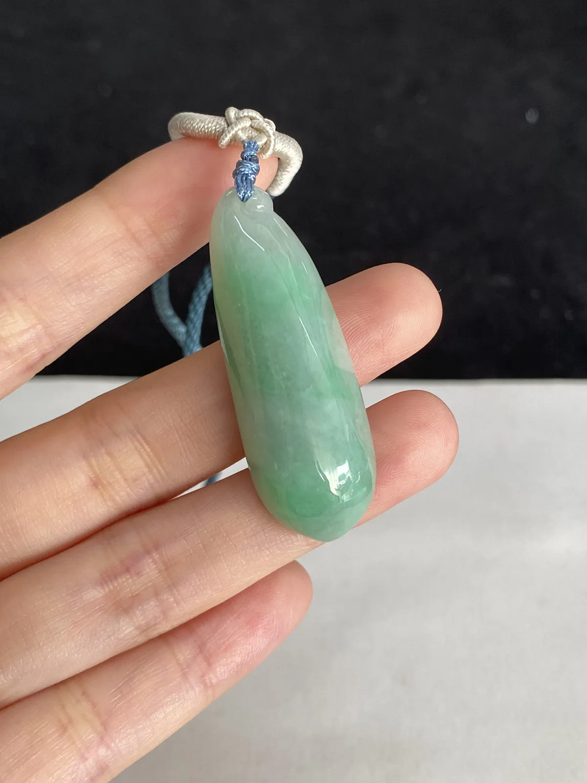 翡翠糯化种淡绿色福瓜，配珠未测