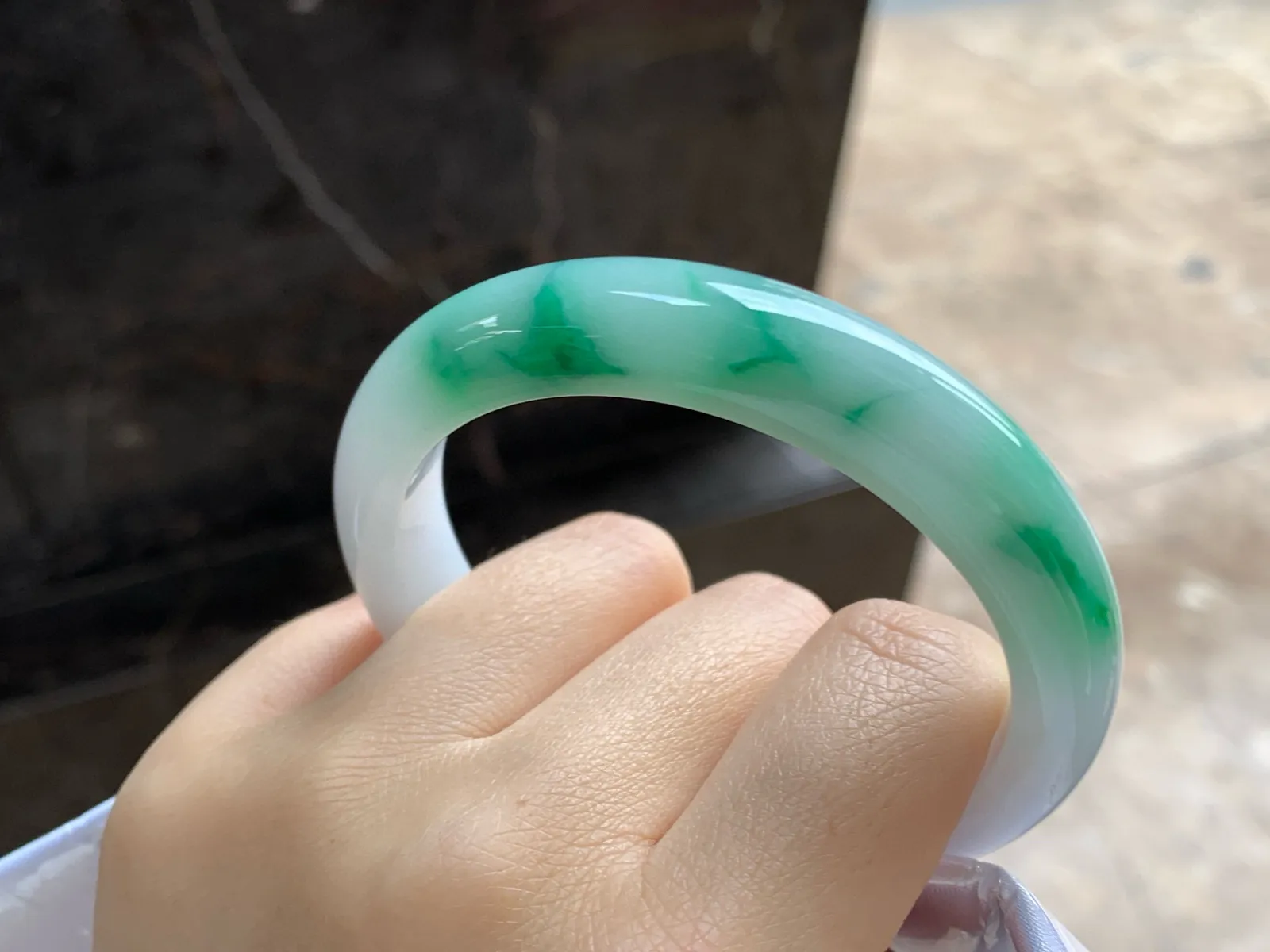 带色手镯
尺寸：56.8-11.7-8.4mm
底子细腻干净～绿花点缀