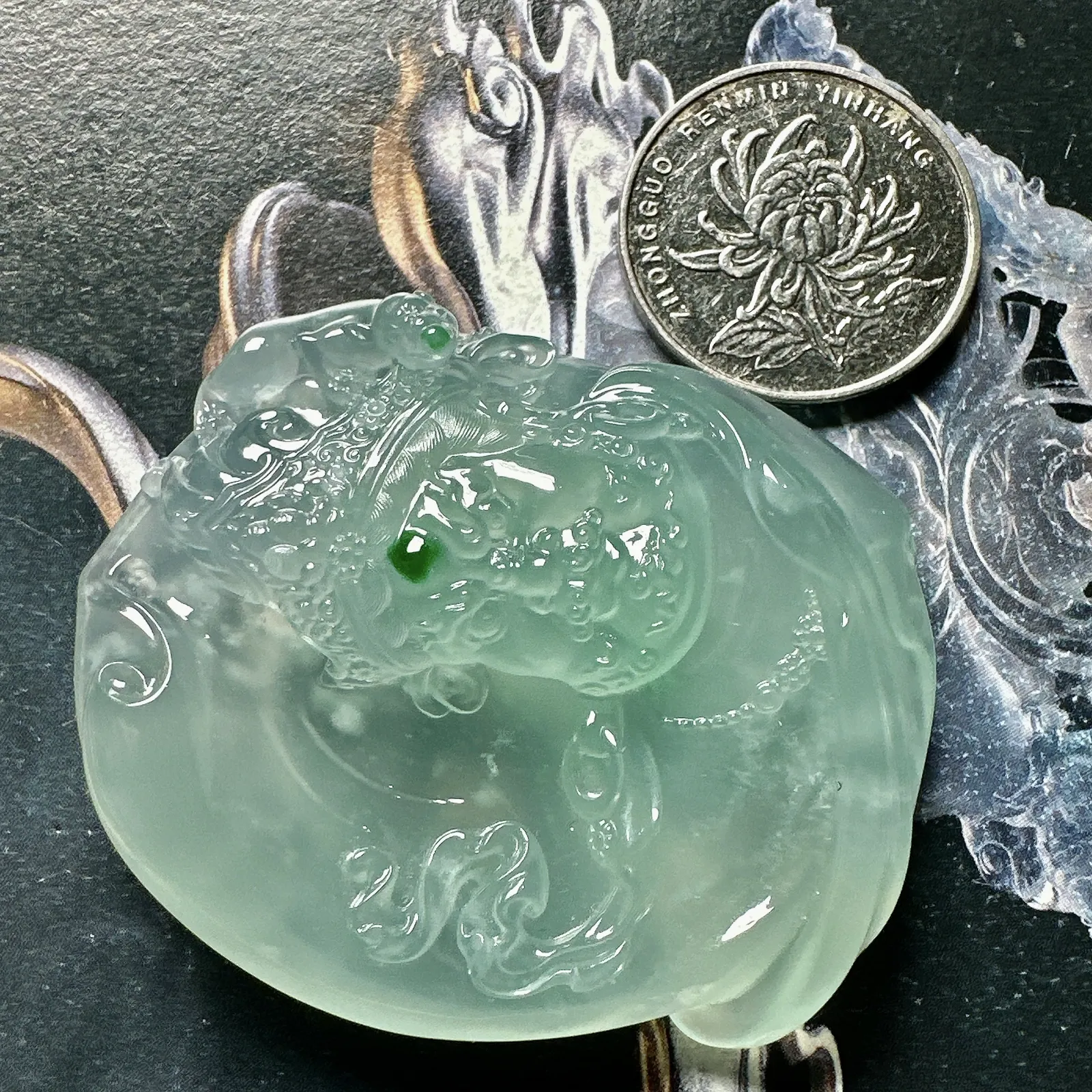 高冰种天空蓝黄财神，名师工艺，辣绿色锦上添花，名师工艺，珍藏品质。很厚装很大件，颜色浓郁纯正。
