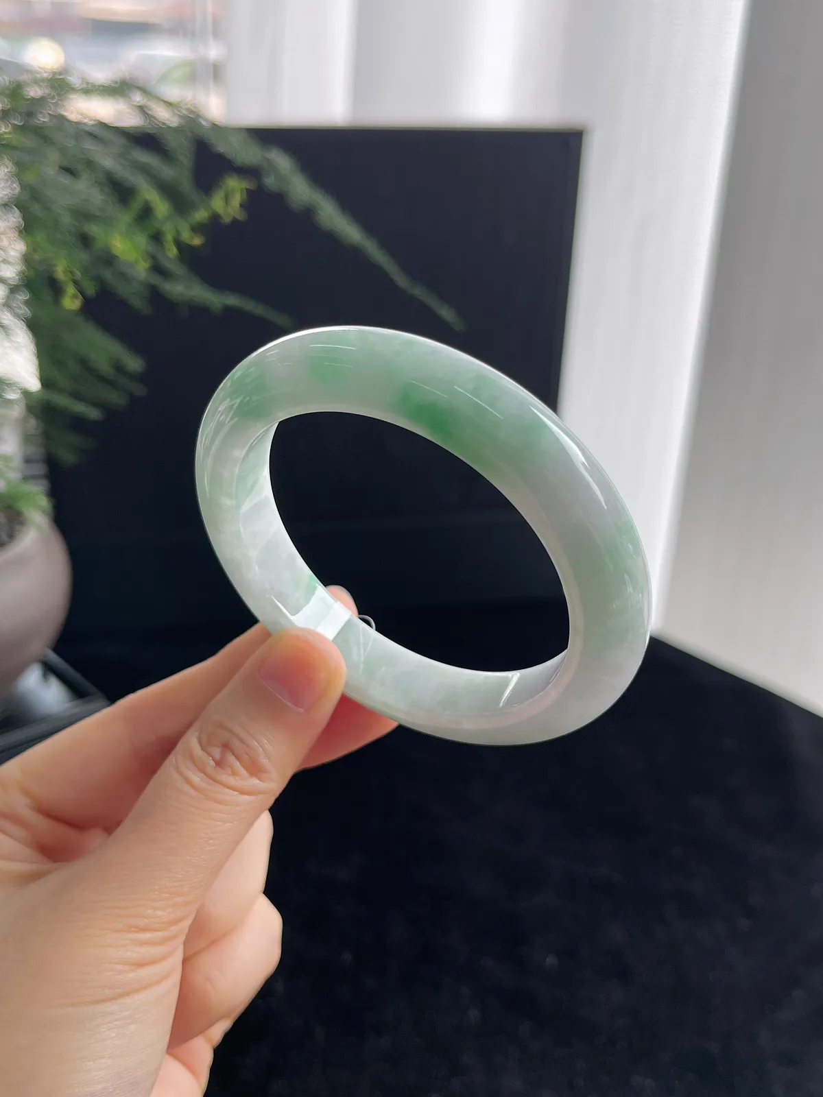 正圈54.9圈口，翡翠糯化种飘绿手镯