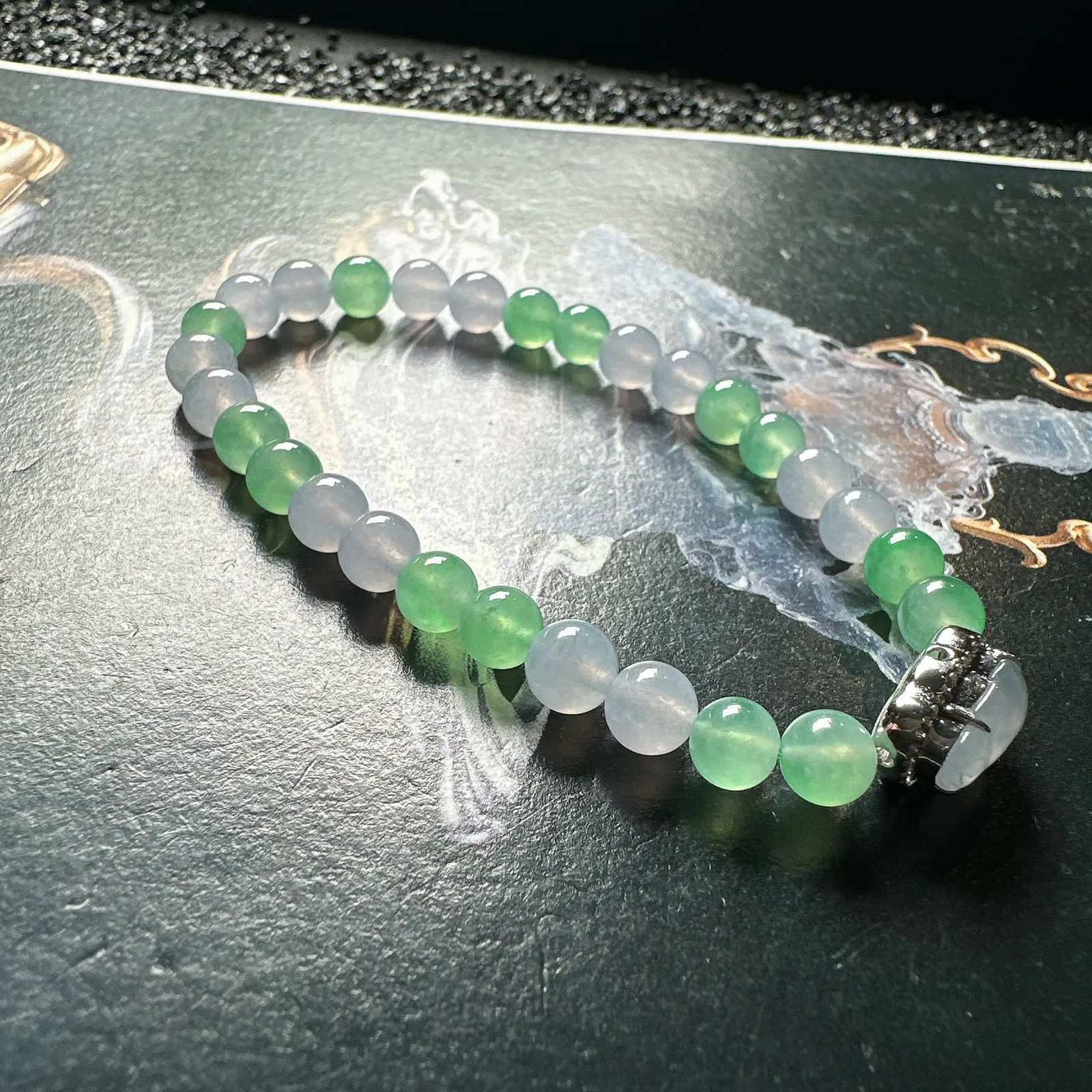 很适合夏天带的春彩手串，淡淡的紫色，淡淡的绿色，种很老，纯净通透，光感闪亮，镶嵌了个淡紫色小兔子，清新素雅。6mm黄金尺寸。