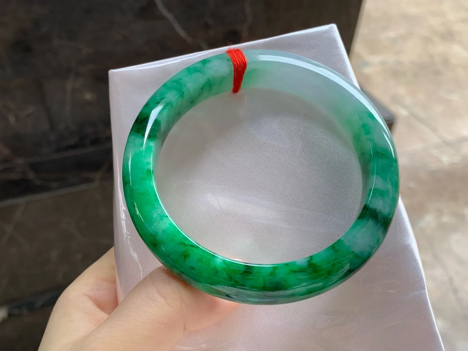 带色手镯
尺寸：60.3-12.7-9.2mm
肉质细腻干净～一段绿色浓郁 大圈口