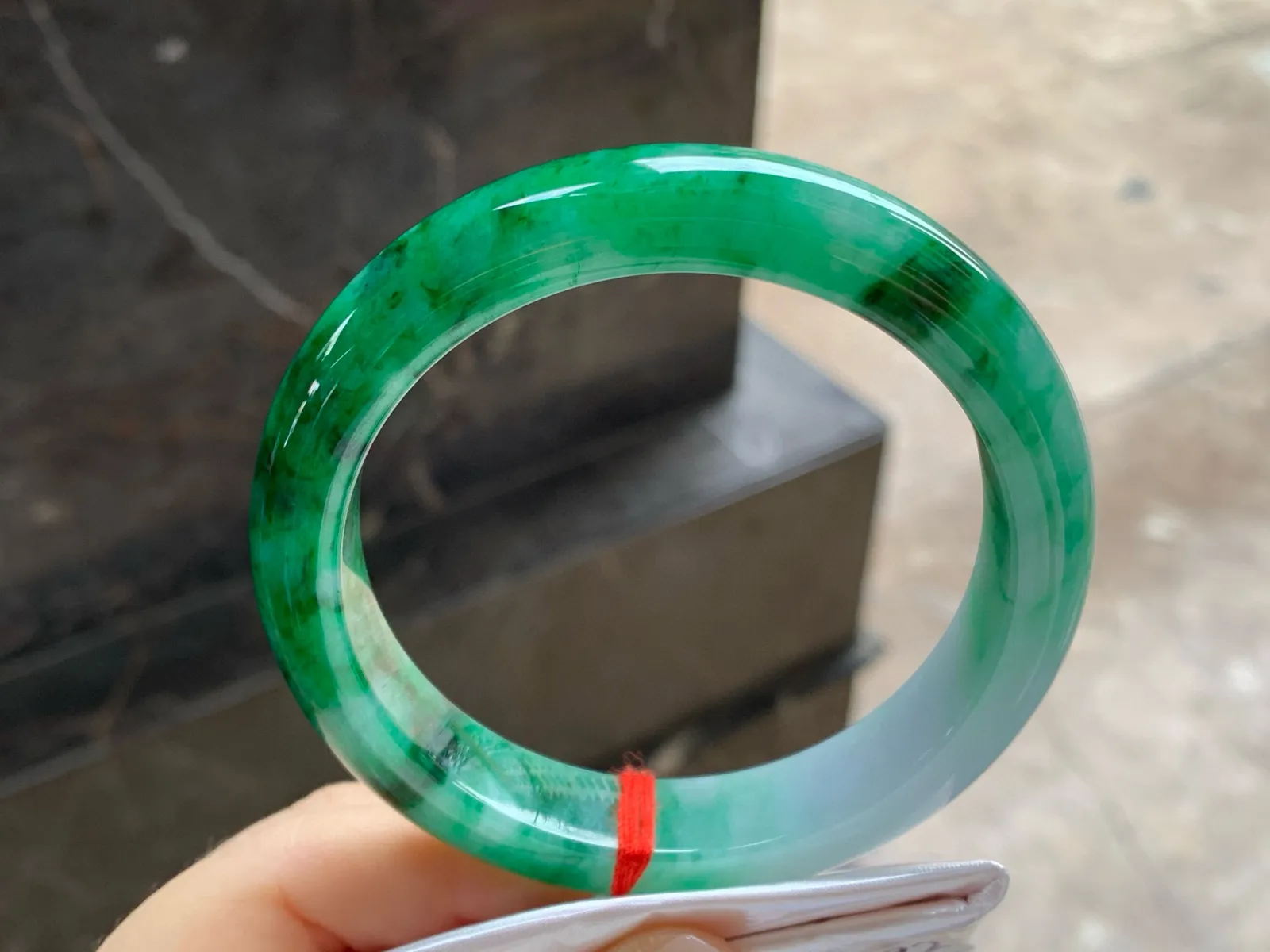 带色手镯
尺寸：60.3-12.7-9.2mm
肉质细腻干净～一段绿色浓郁 大圈口