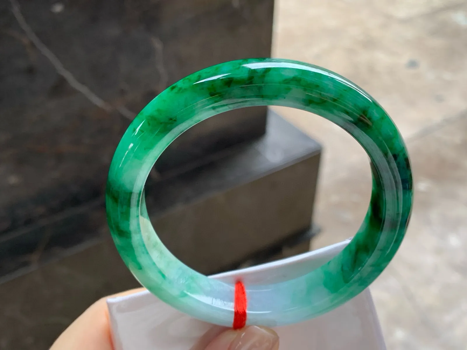 带色手镯
尺寸：60.3-12.7-9.2mm
肉质细腻干净～一段绿色浓郁 大圈口