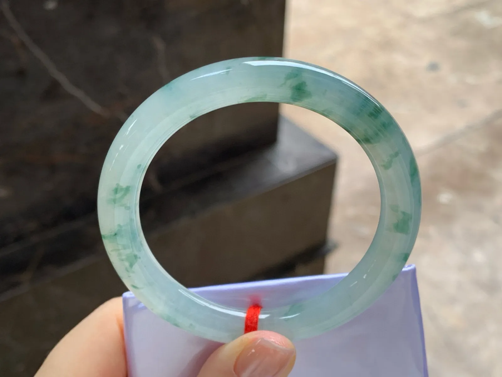 飘花圆条手镯
尺寸：54.2-8.8mm
肉质细腻水润～飘花点缀