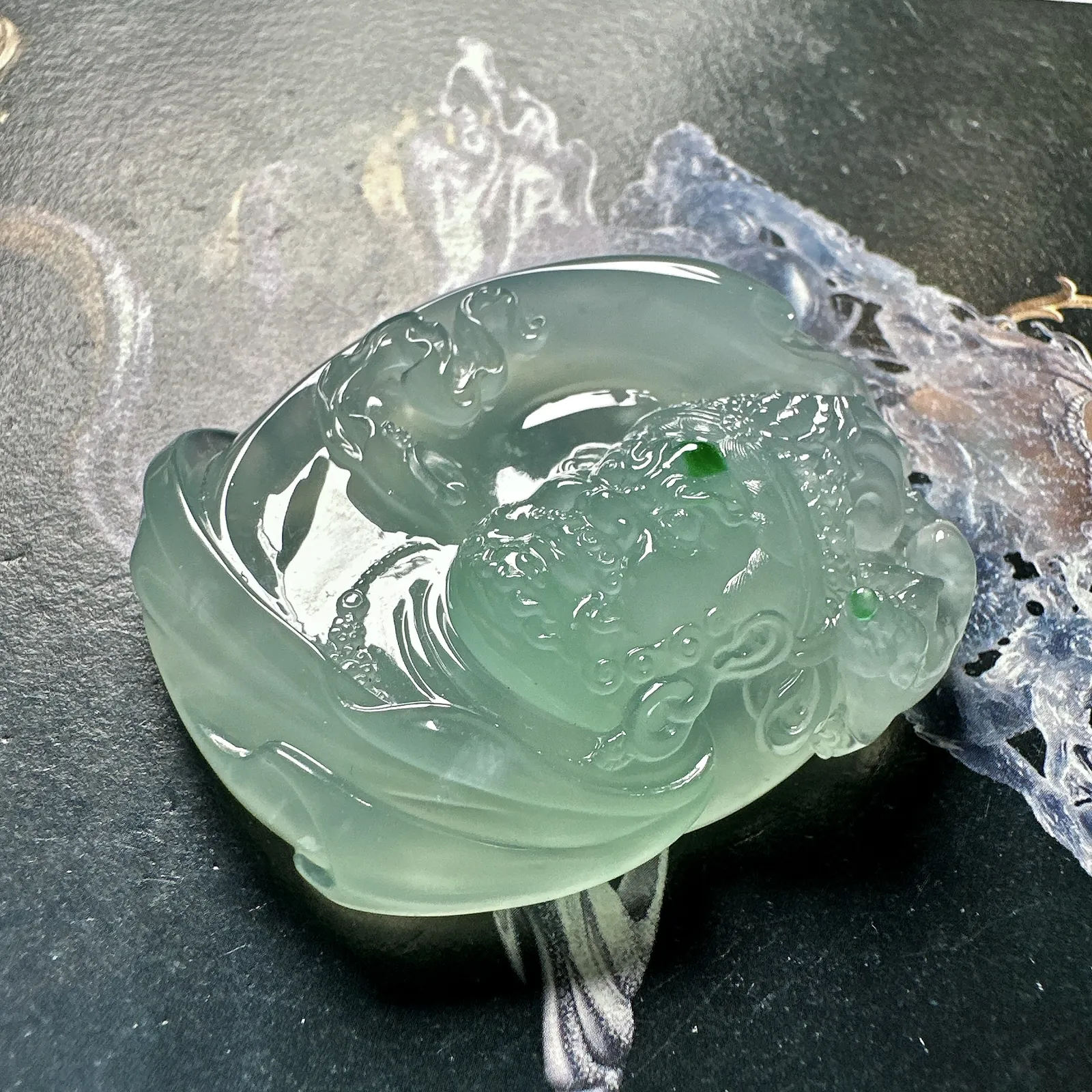 高冰种天空蓝黄财神，名师工艺，辣绿色锦上添花，名师工艺，珍藏品质。很厚装很大件，颜色浓郁纯正。