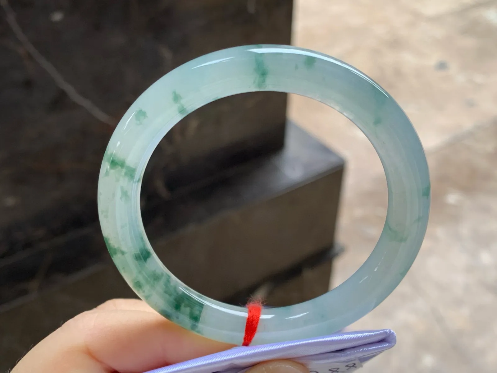 飘花圆条手镯
尺寸：54.2-8.8mm
肉质细腻水润～飘花点缀