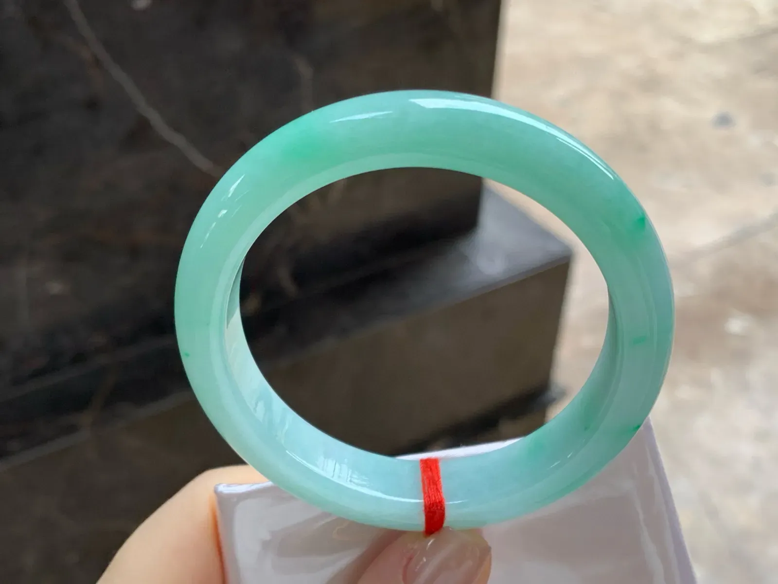 带色手镯
尺寸：56.8-12-8.5nm
底子细腻干净～绿色点缀