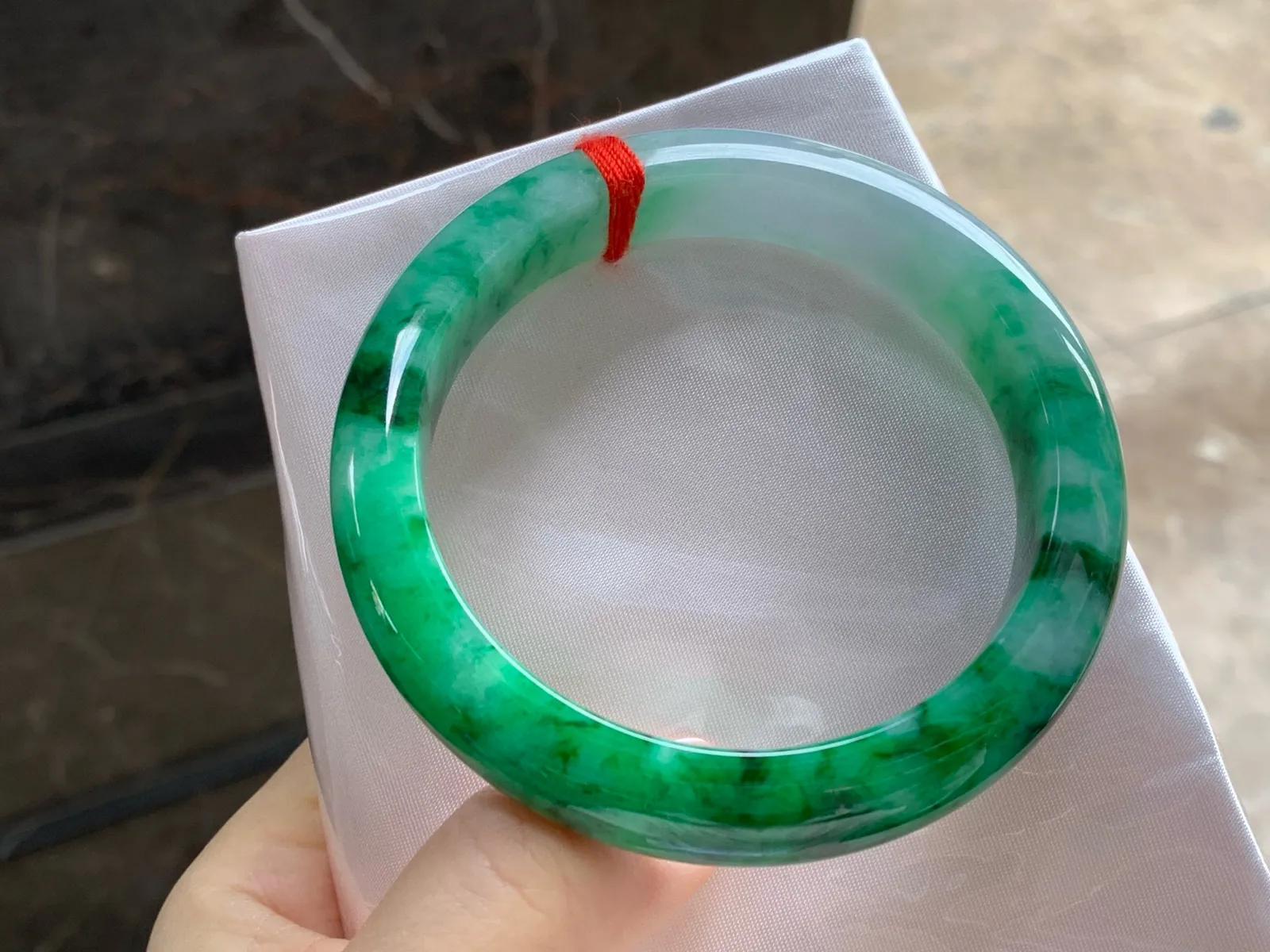 带色手镯
尺寸：60.3-12.7-9.2mm
肉质细腻干净～一段绿色浓郁 大圈口