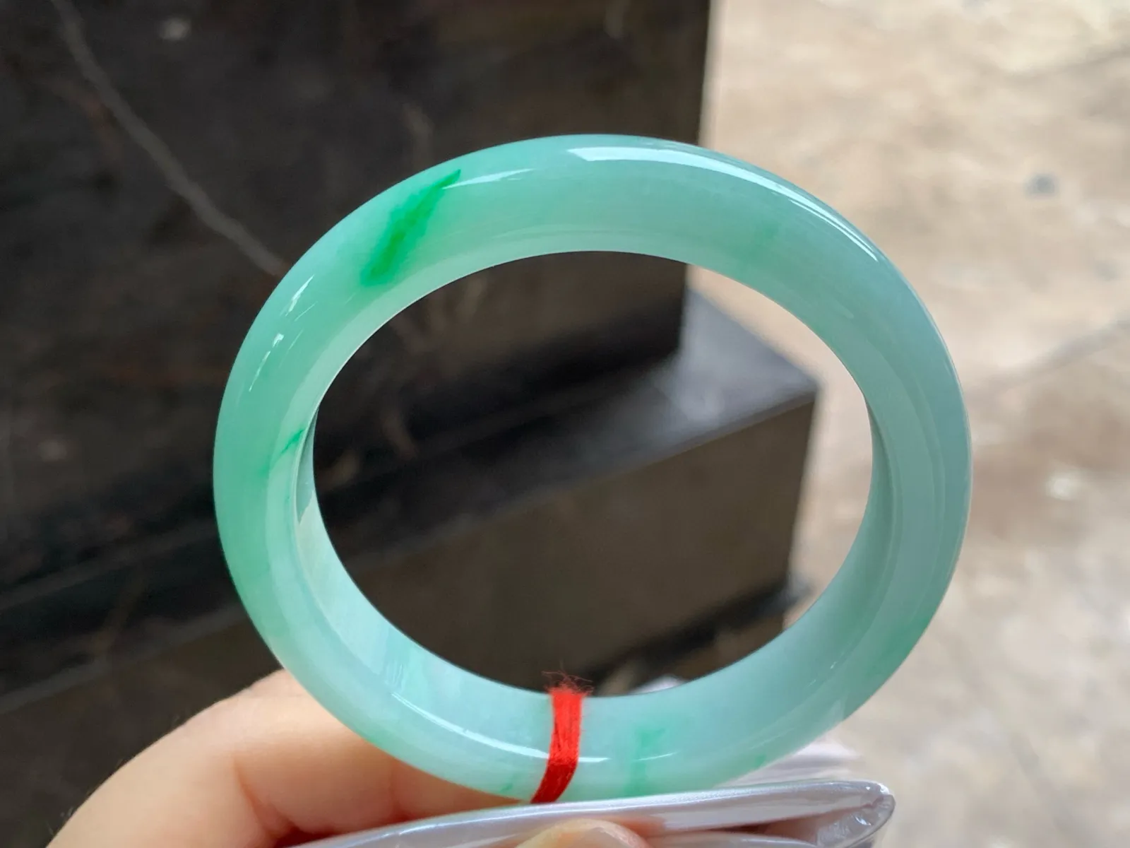 带色手镯
尺寸：56.8-12-8.5nm
底子细腻干净～绿色点缀