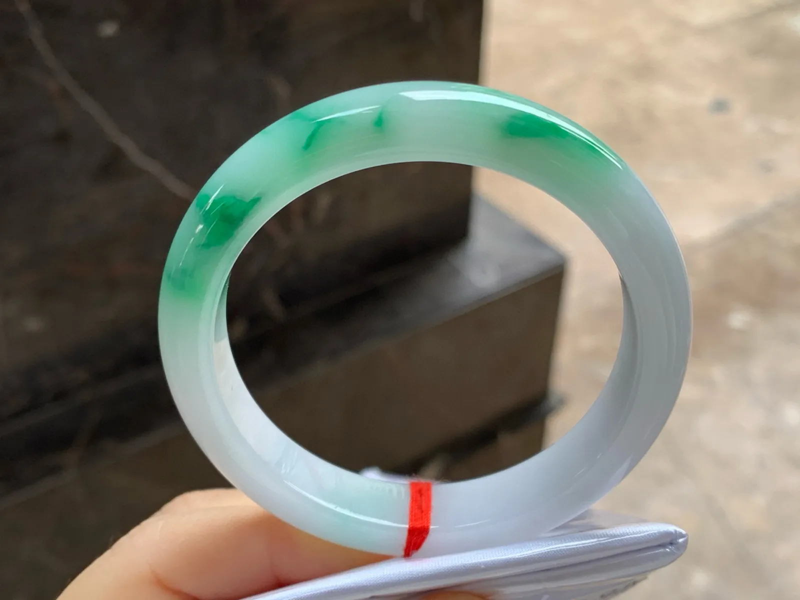 带色手镯
尺寸：56.8-11.7-8.4mm
底子细腻干净～绿花点缀