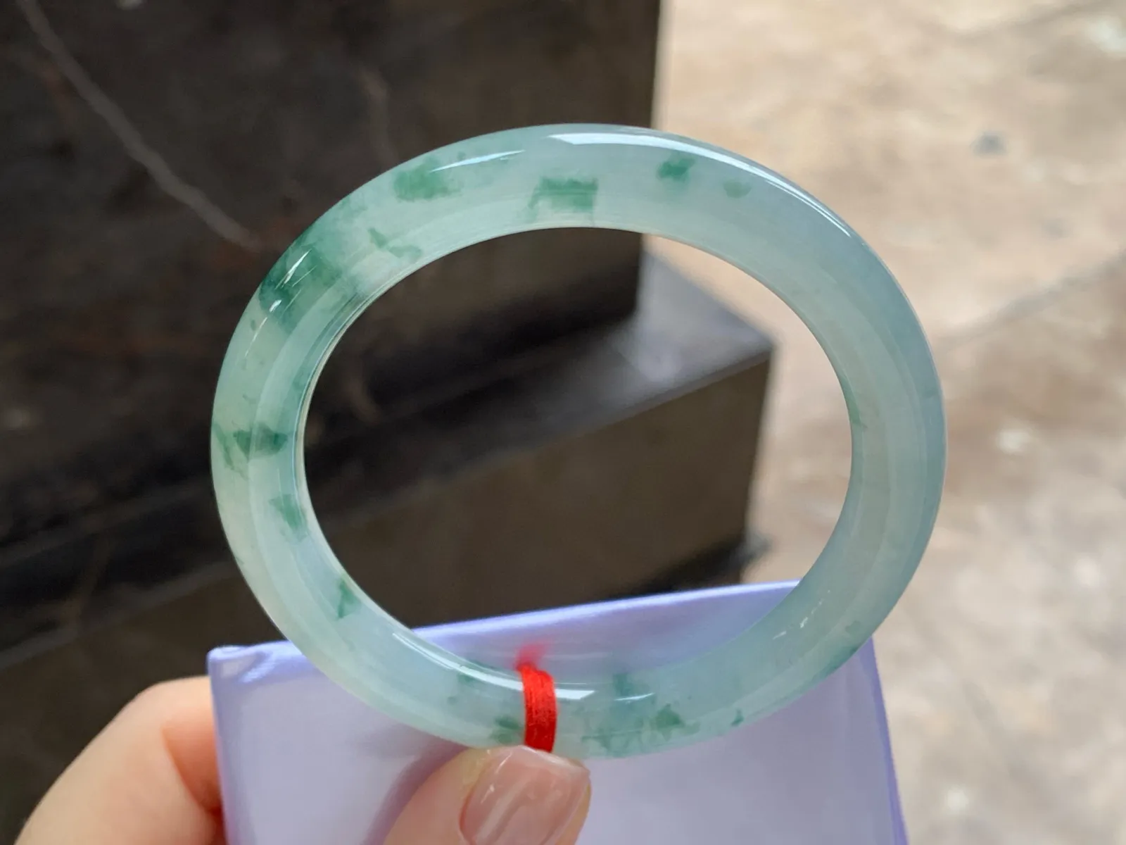 飘花圆条手镯
尺寸：54.2-8.8mm
肉质细腻水润～飘花点缀
