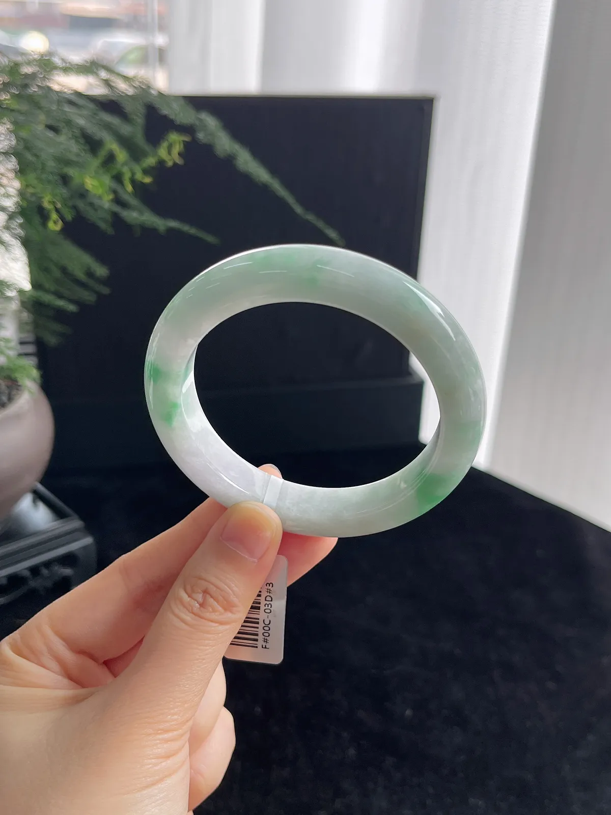 正圈54.9圈口，翡翠糯化种飘绿手镯