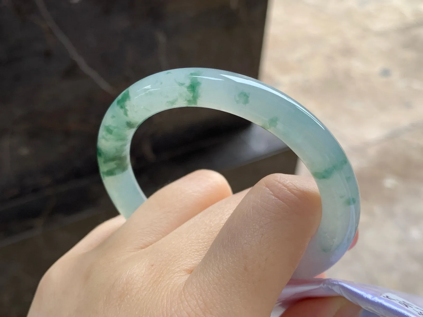 飘花圆条手镯
尺寸：54.2-8.8mm
肉质细腻水润～飘花点缀