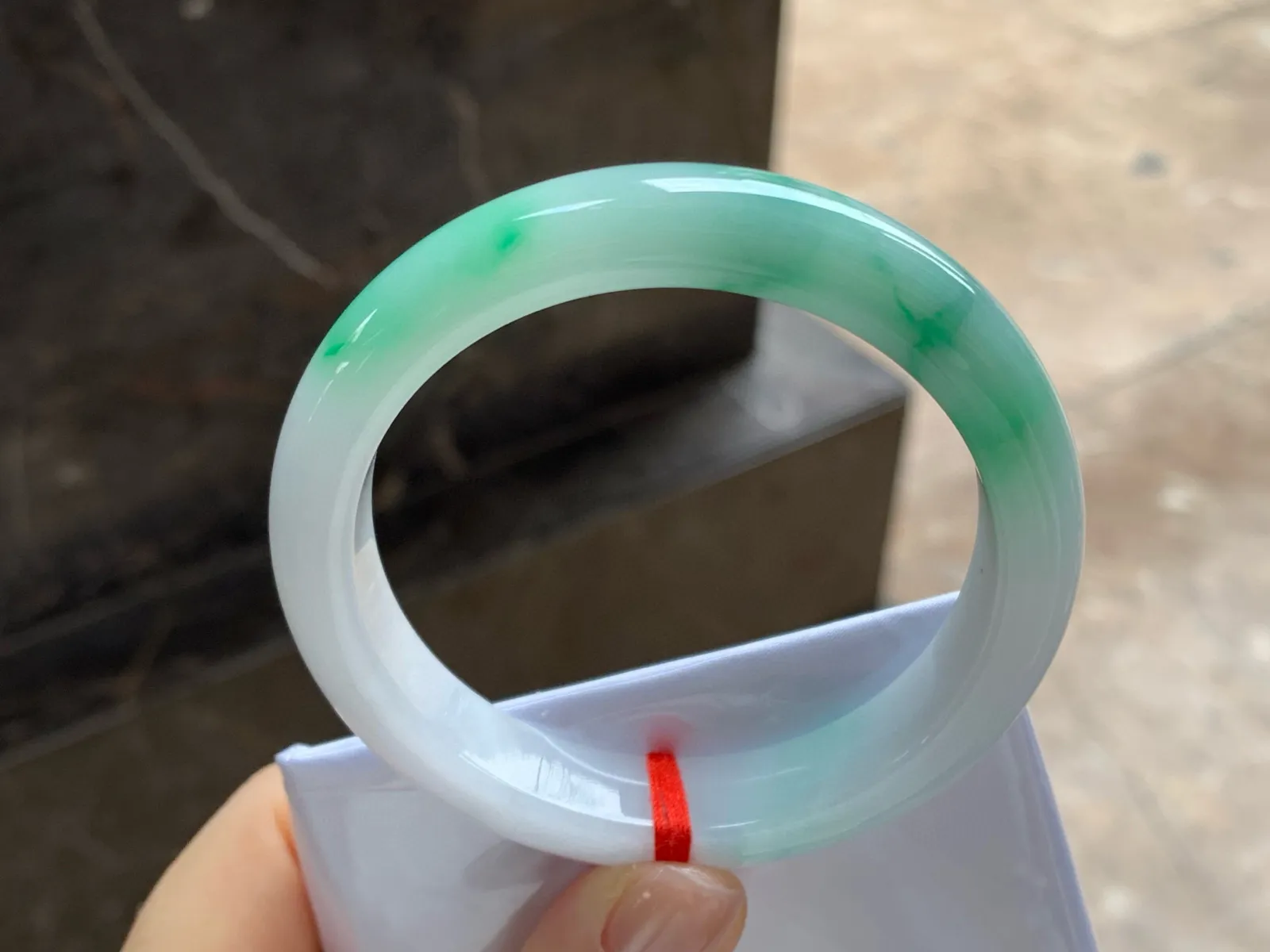 带色手镯
尺寸：56.8-11.7-8.4mm
底子细腻干净～绿花点缀