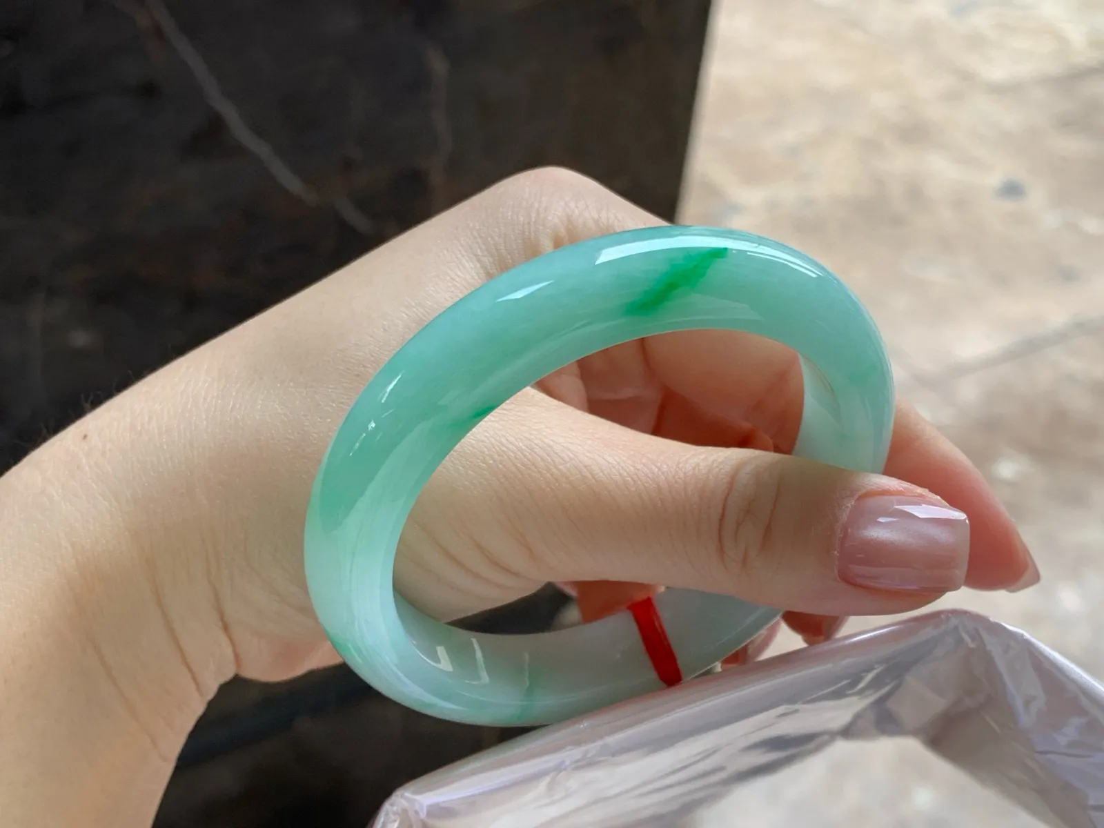带色手镯
尺寸：56.8-12-8.5nm
底子细腻干净～绿色点缀