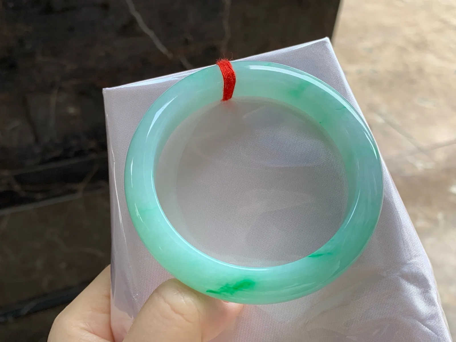 带色手镯
尺寸：56.8-12-8.5nm
底子细腻干净～绿色点缀