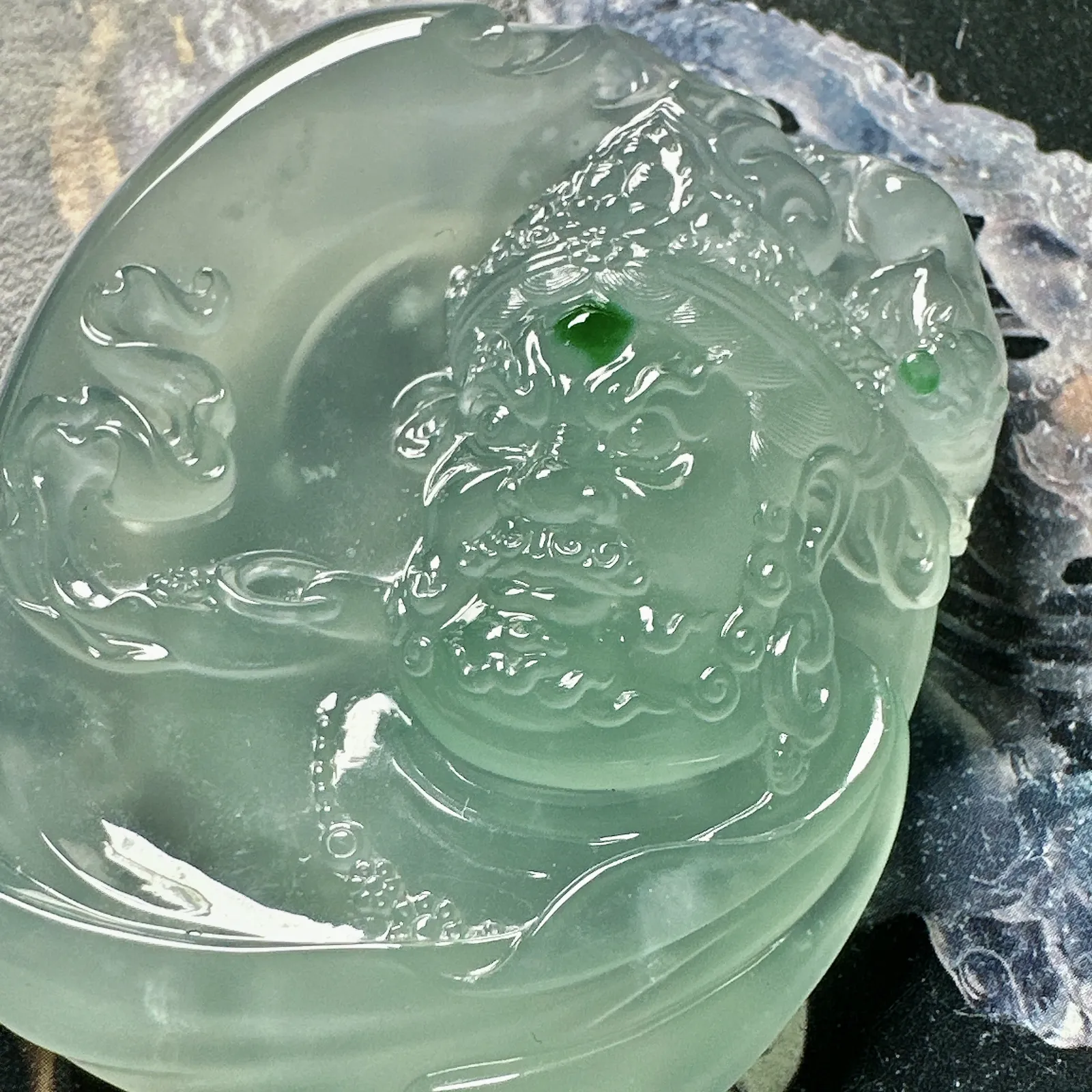 高冰种天空蓝黄财神，名师工艺，辣绿色锦上添花，名师工艺，珍藏品质。很厚装很大件，颜色浓郁纯正。