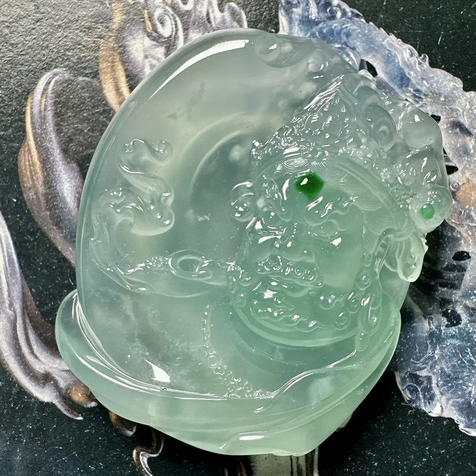 高冰种天空蓝黄财神，名师工艺，辣绿色锦上添花，名师工艺，珍藏品质。很厚装很大件，颜色浓郁纯正。