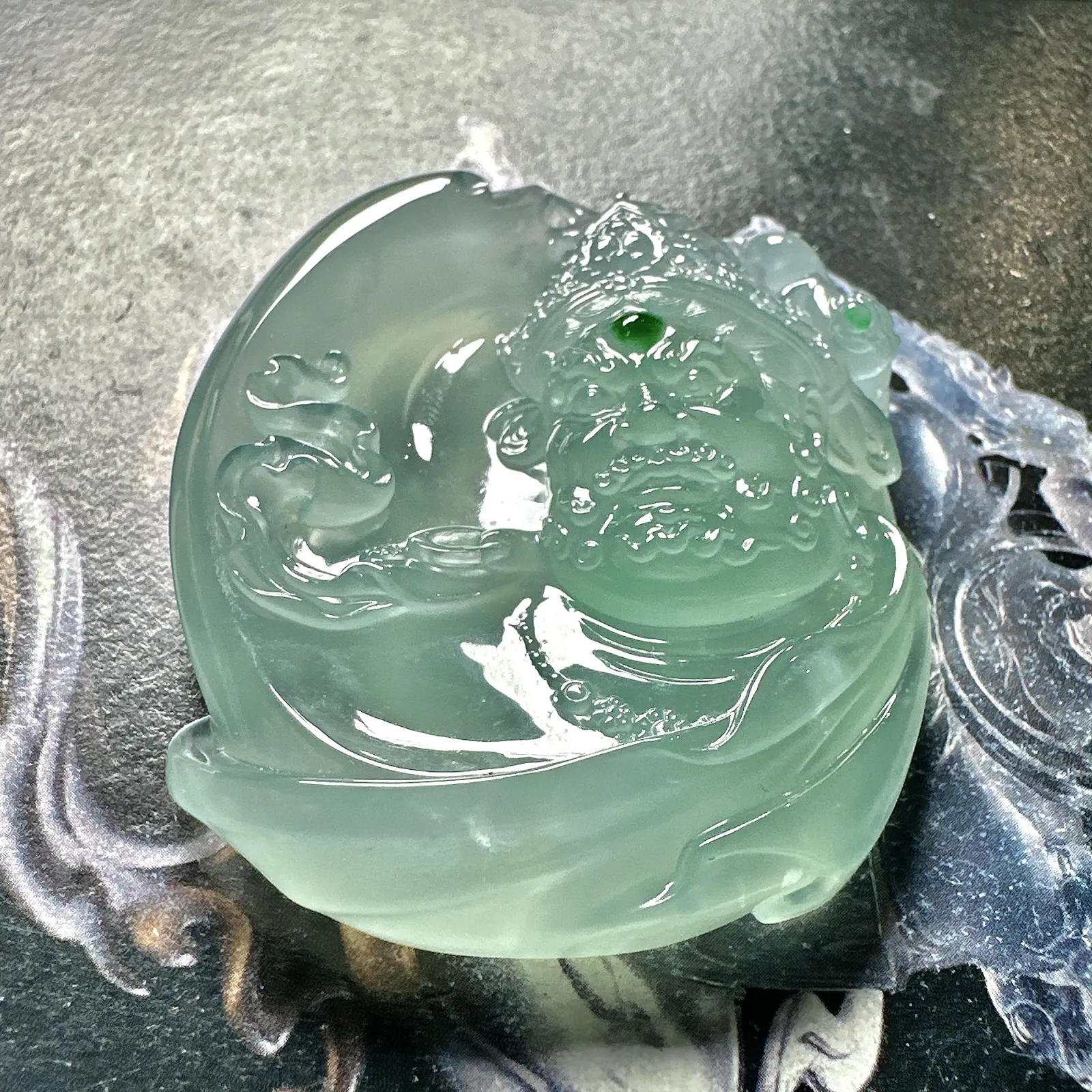高冰种天空蓝黄财神，名师工艺，辣绿色锦上添花，名师工艺，珍藏品质。很厚装很大件，颜色浓郁纯正。