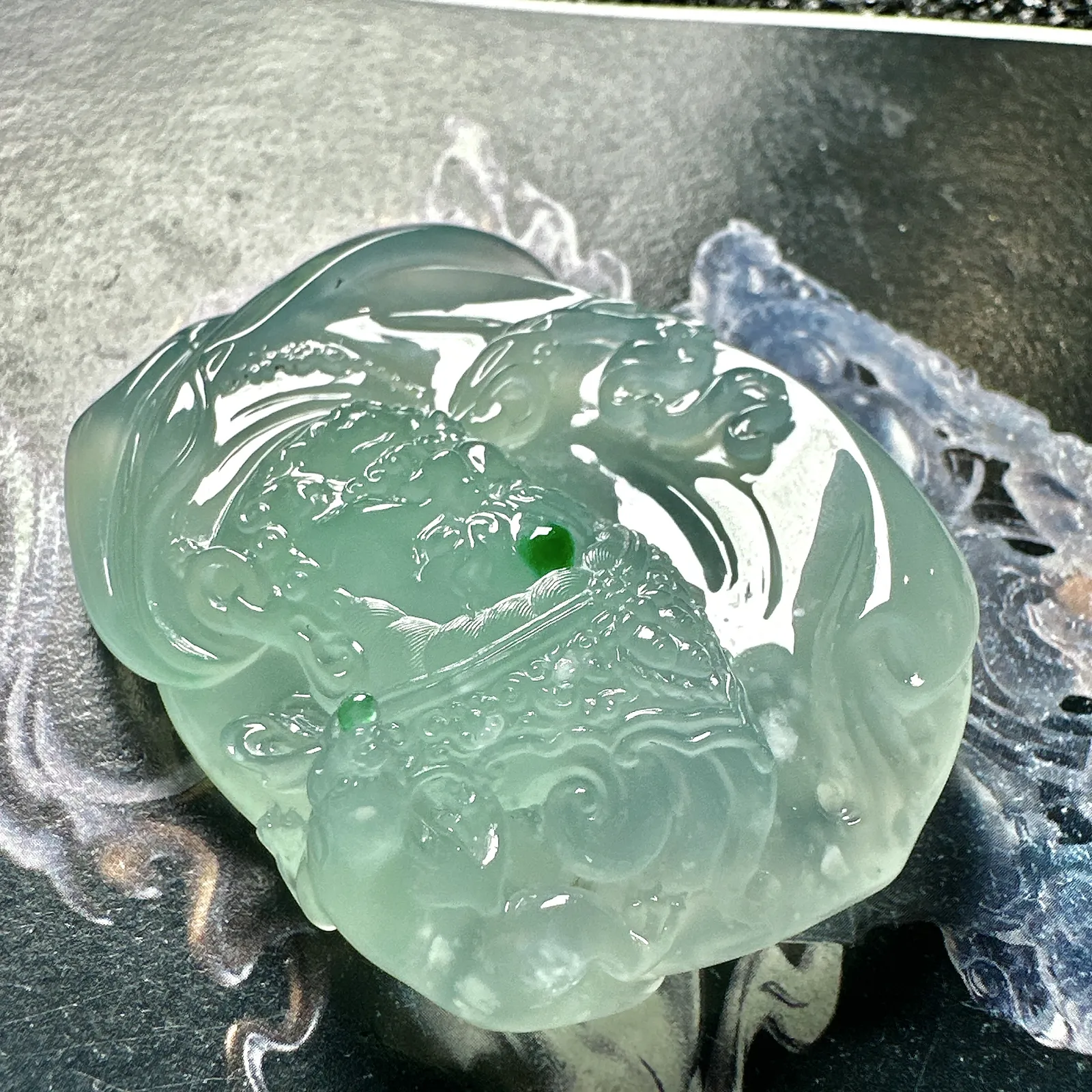 高冰种天空蓝黄财神，名师工艺，辣绿色锦上添花，名师工艺，珍藏品质。很厚装很大件，颜色浓郁纯正。