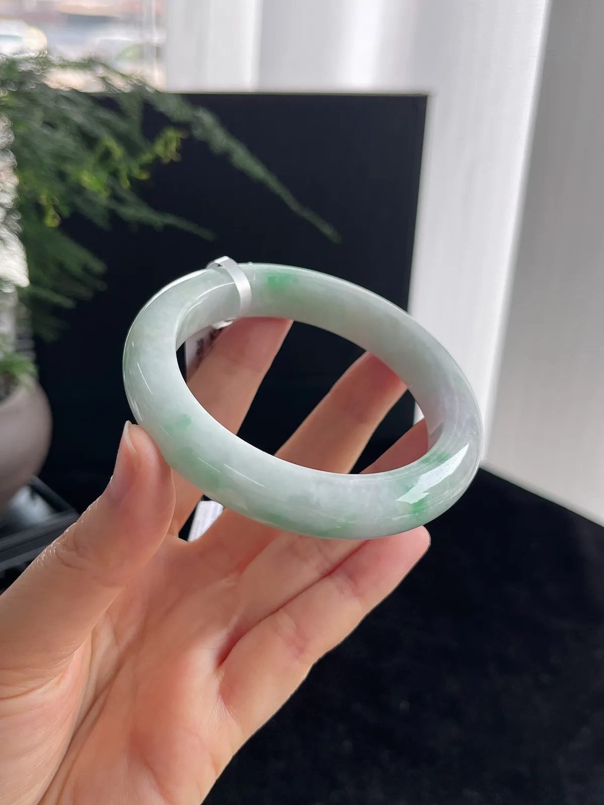 正圈54.9圈口，翡翠糯化种飘绿手镯