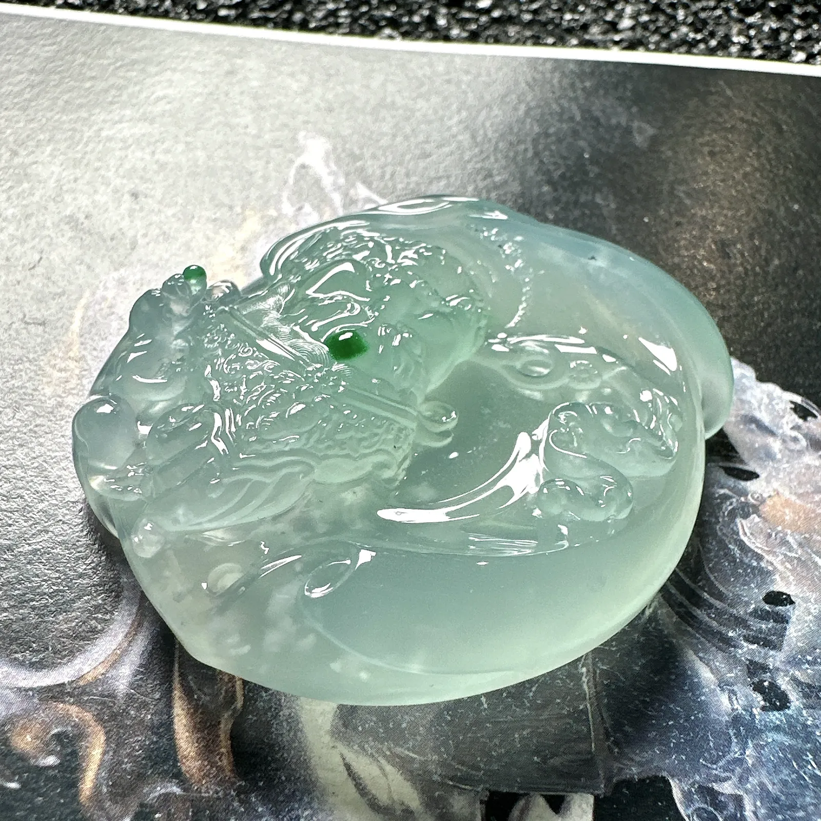 高冰种天空蓝黄财神，名师工艺，辣绿色锦上添花，名师工艺，珍藏品质。很厚装很大件，颜色浓郁纯正。