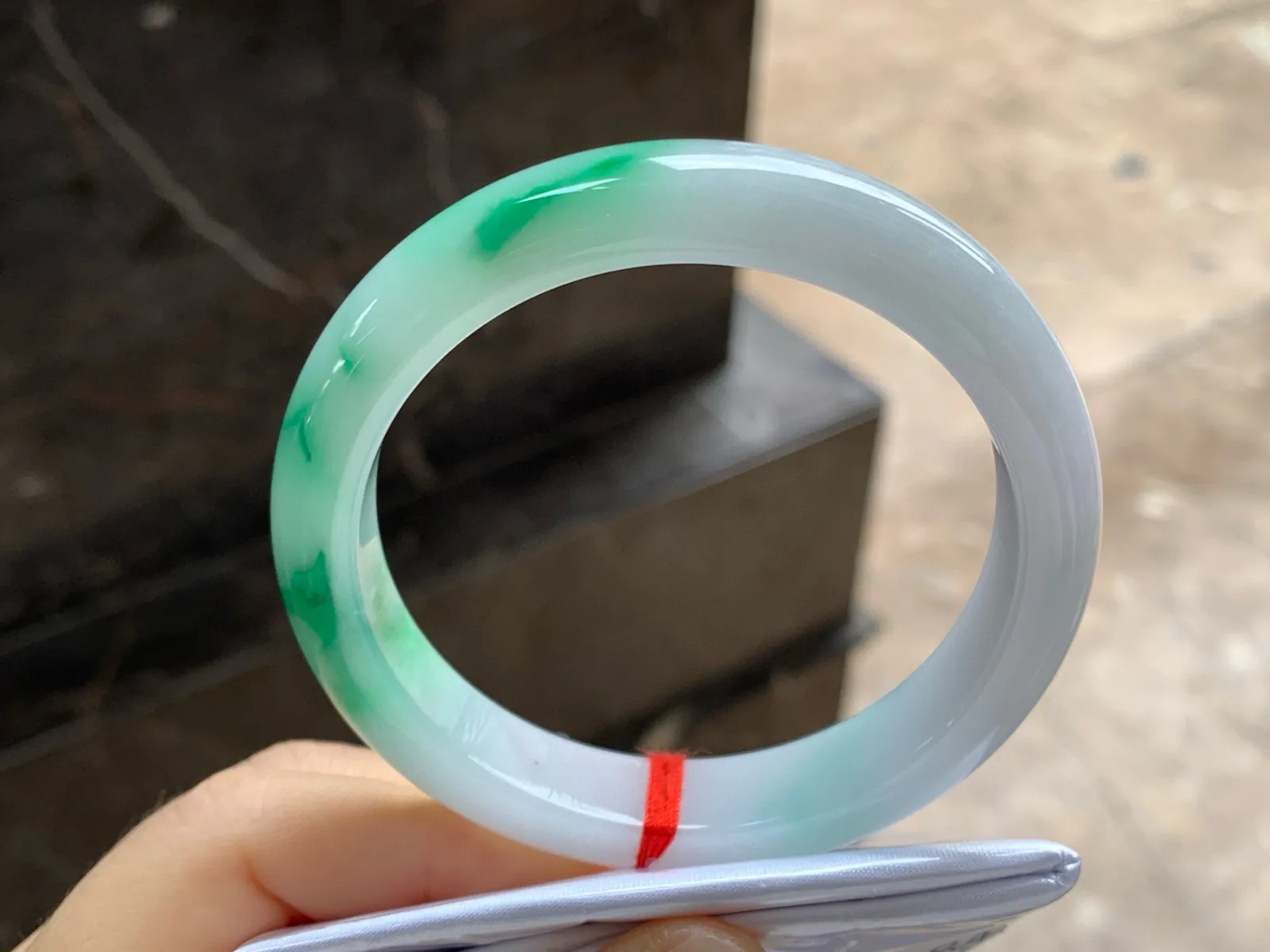 带色手镯
尺寸：56.8-11.7-8.4mm
底子细腻干净～绿花点缀