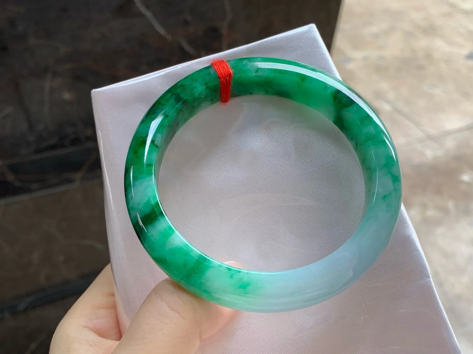 带色手镯
尺寸：60.3-12.7-9.2mm
肉质细腻干净～一段绿色浓郁 大圈口