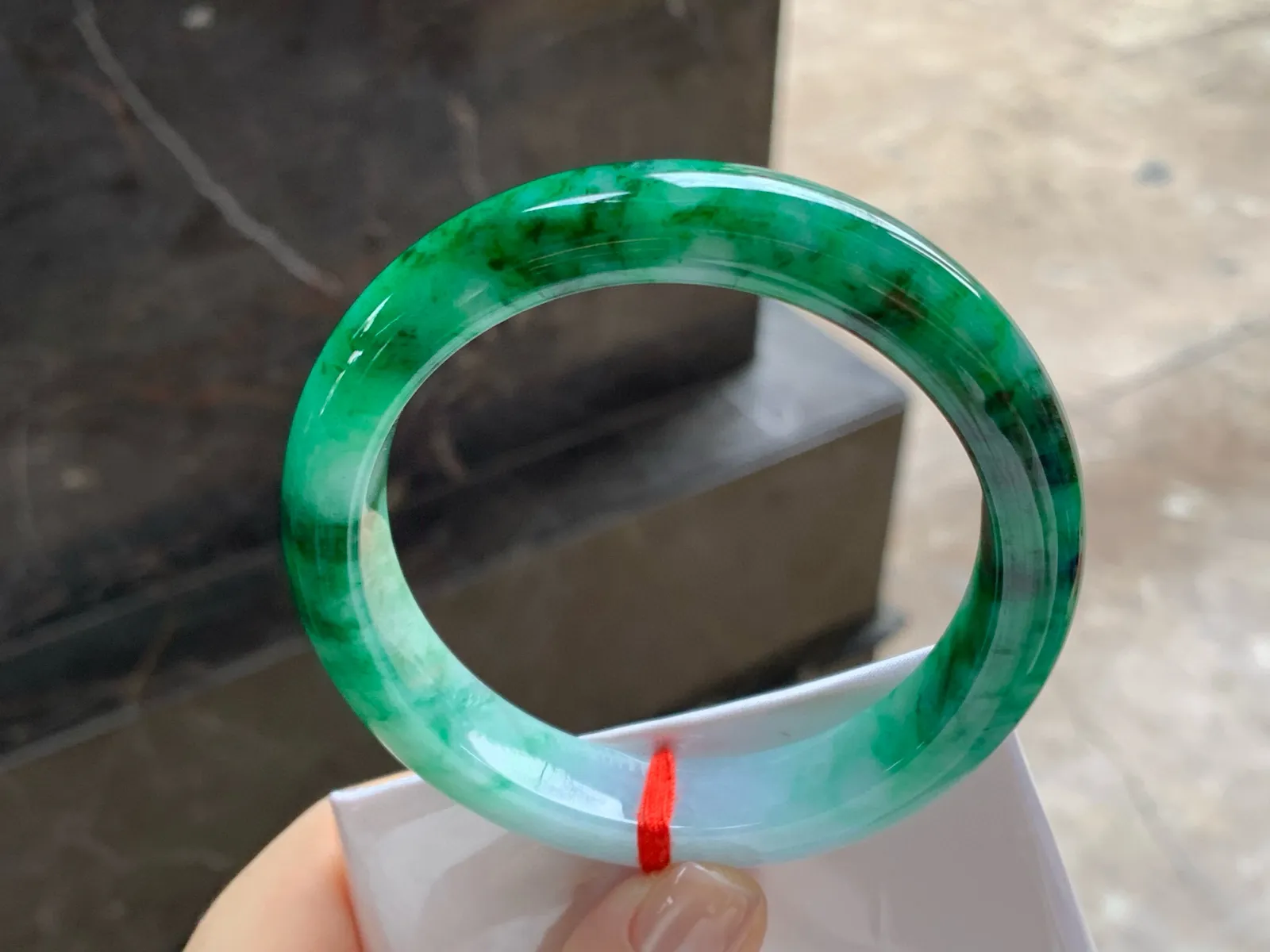带色手镯
尺寸：60.3-12.7-9.2mm
肉质细腻干净～一段绿色浓郁 大圈口