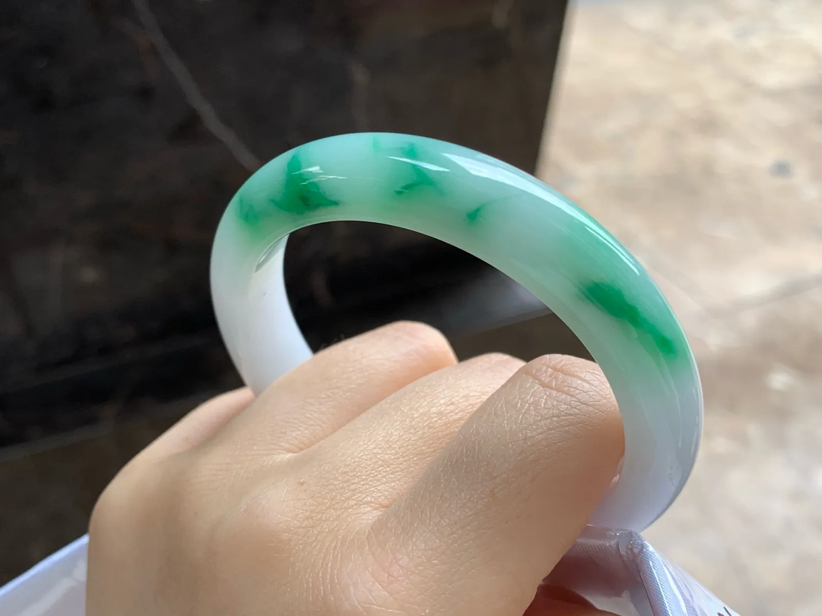 带色手镯
尺寸：56.8-11.7-8.4mm
底子细腻干净～绿花点缀
