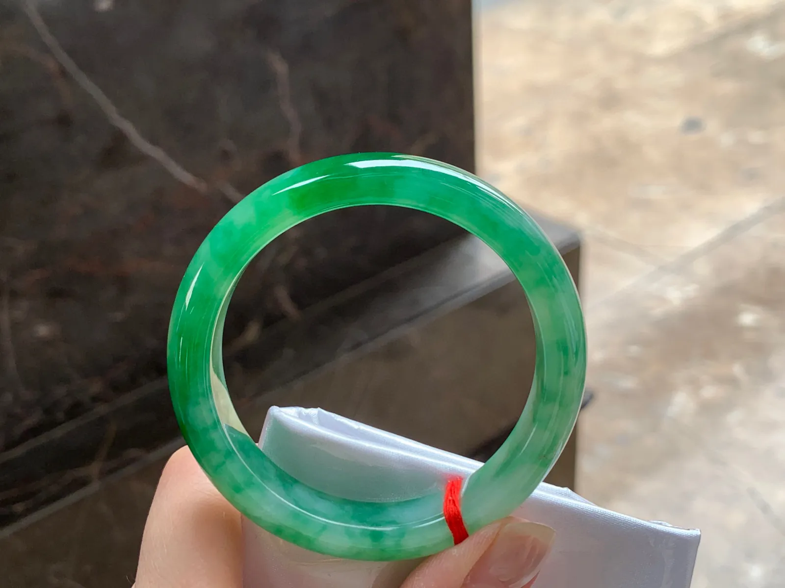 辣绿手镯，颜色漂亮，玉质细腻，51/12.2/7.6mm