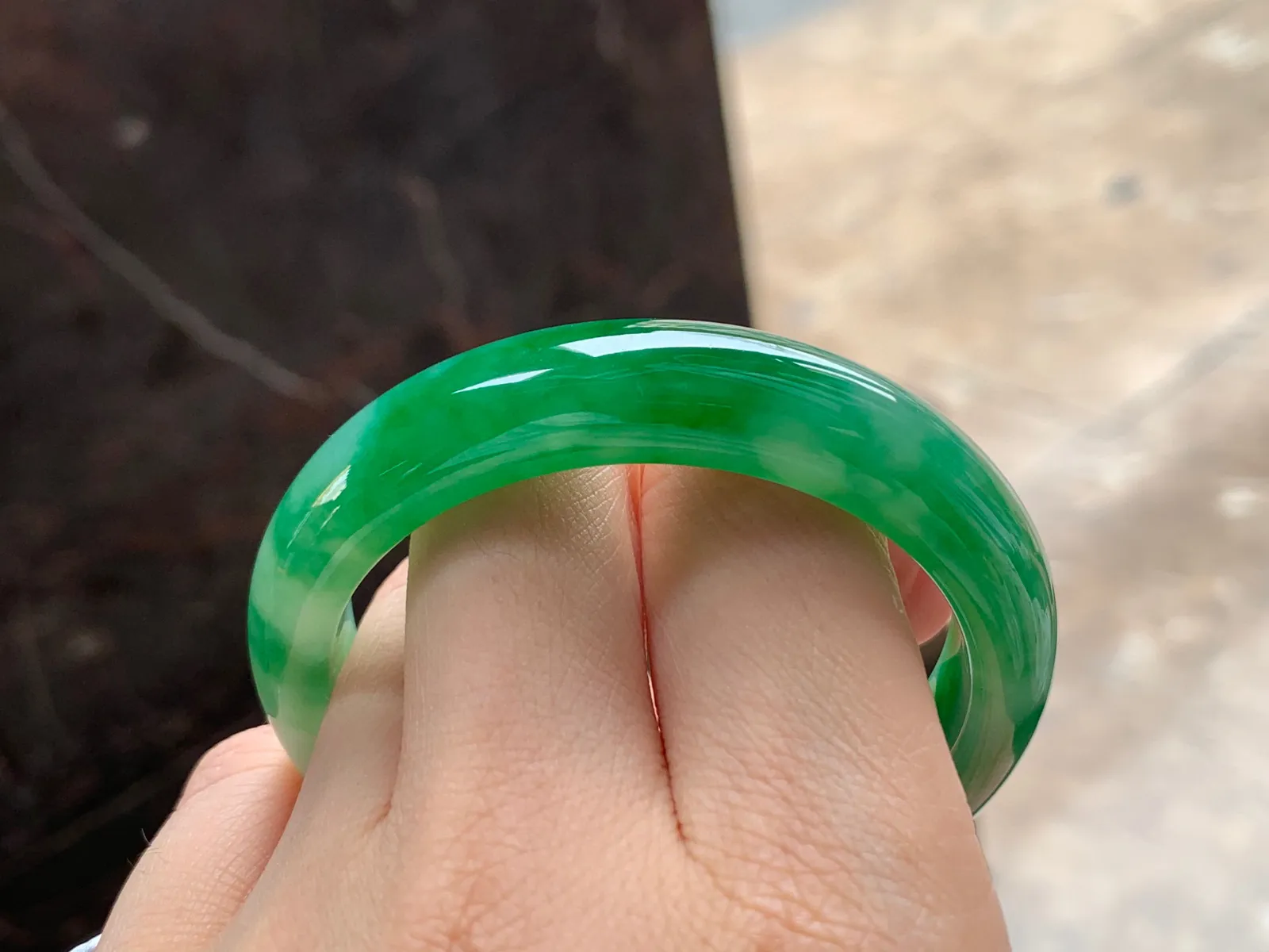 辣绿手镯，颜色漂亮，玉质细腻，51/12.2/7.6mm