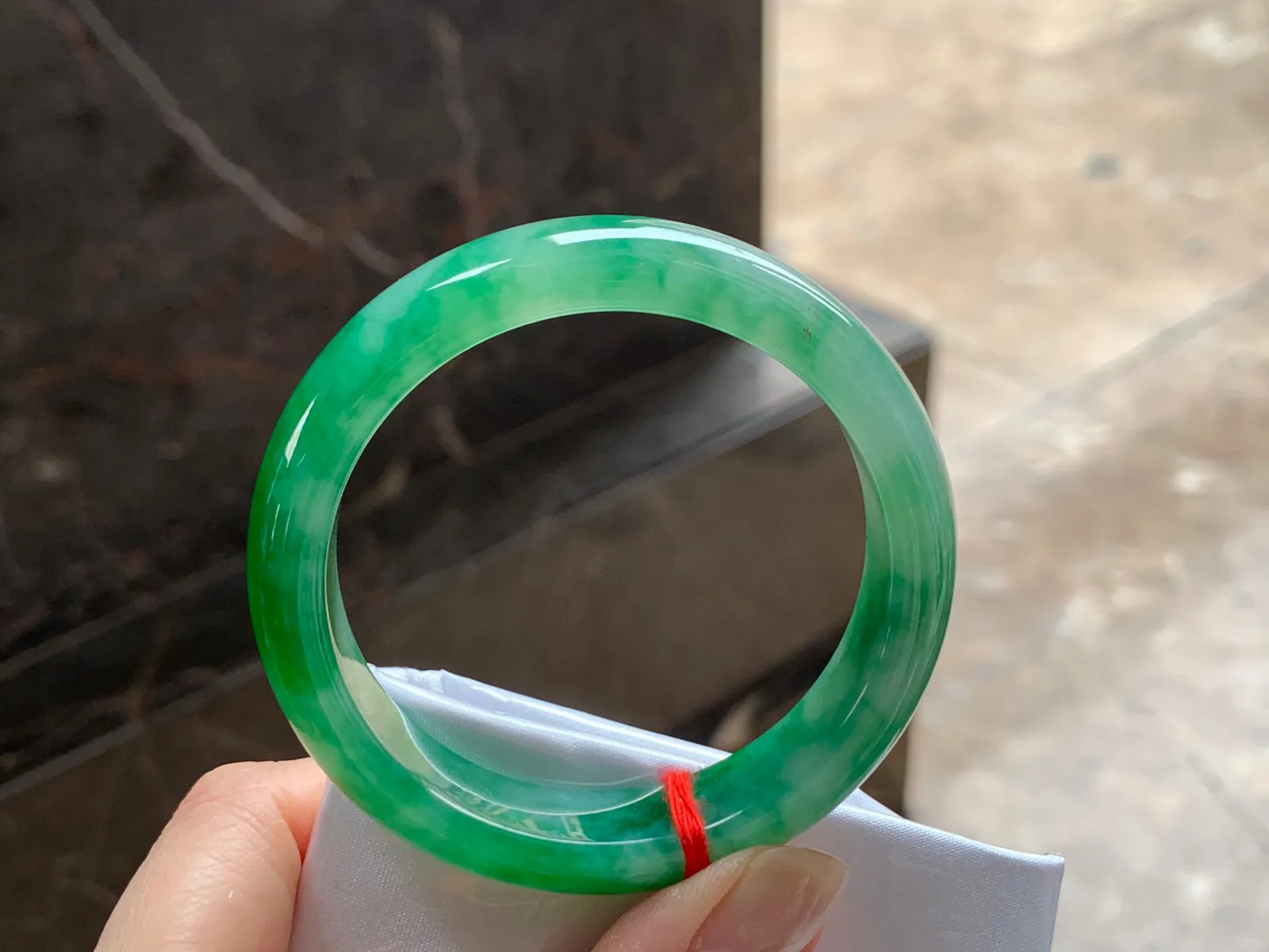 辣绿手镯，颜色漂亮，玉质细腻，51/12.2/7.6mm