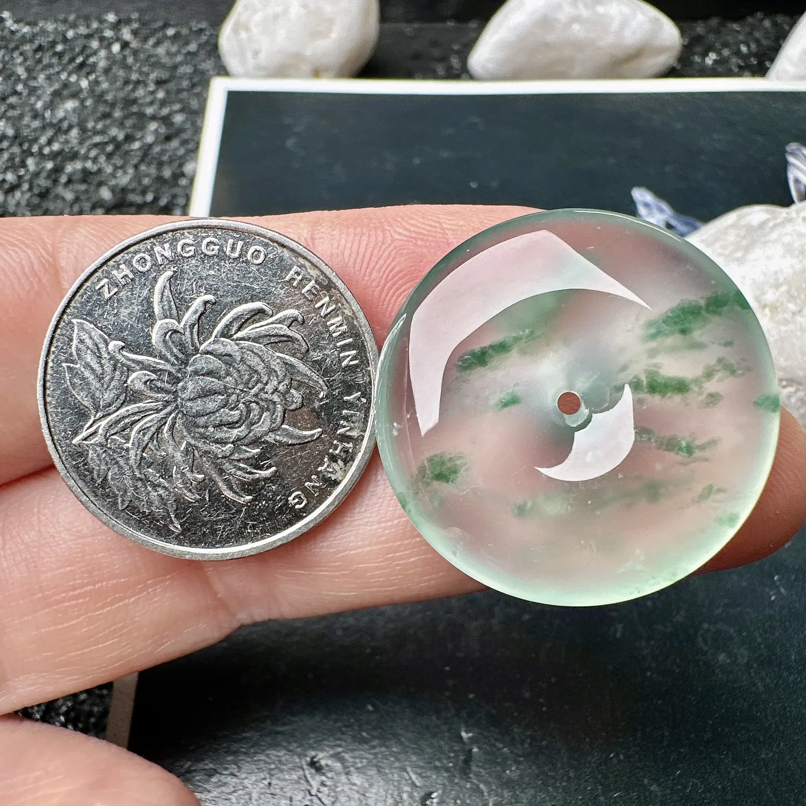 【玻璃飘绿扣】质地细腻，冰润十足，种老冰透，荧光闪耀