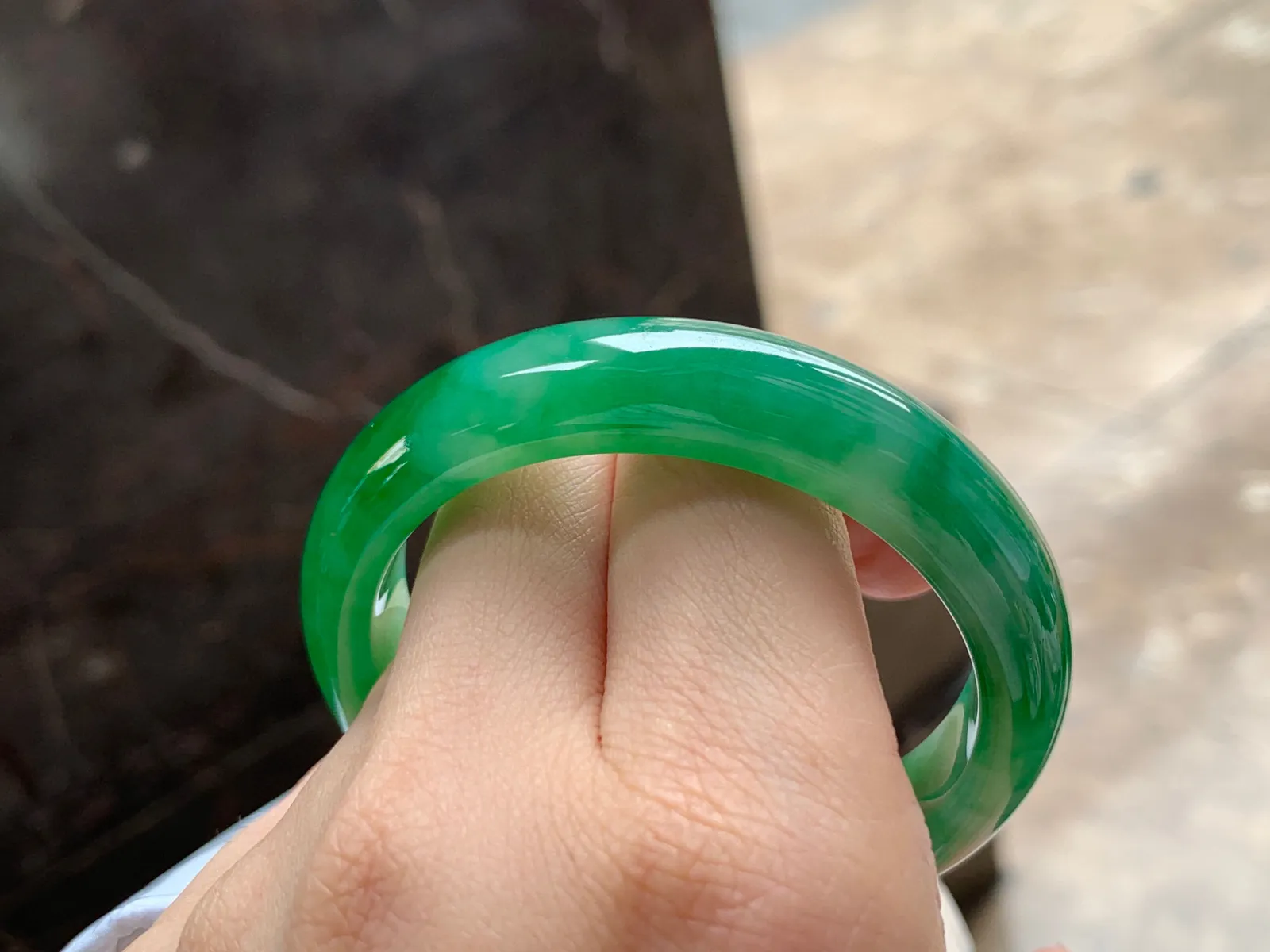 辣绿手镯，颜色漂亮，玉质细腻，51/12.2/7.6mm