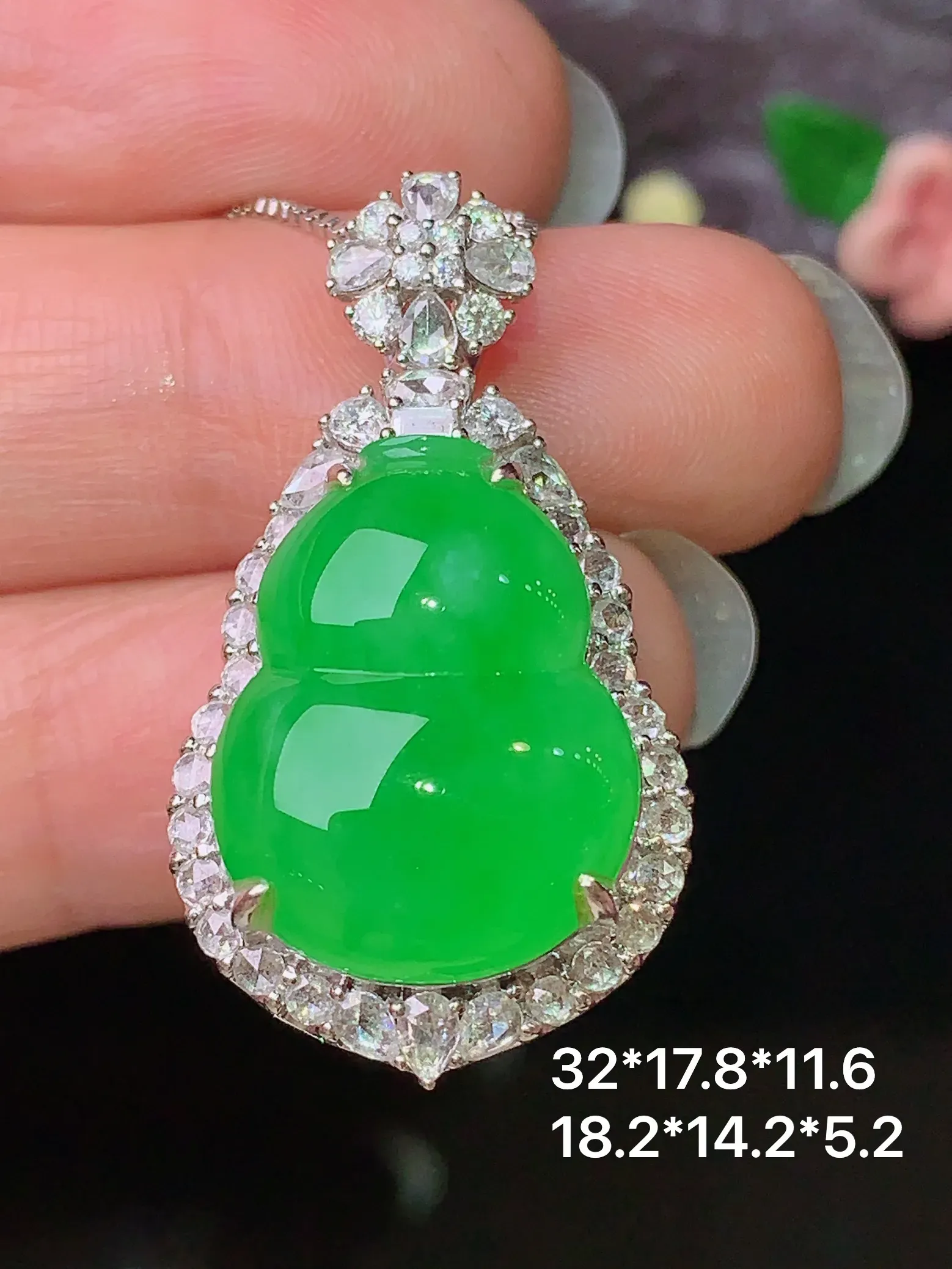 18k金钻镶嵌满绿葫芦吊坠 玉质细腻 色泽艳丽清新 整体尺寸32*17.8*11.6