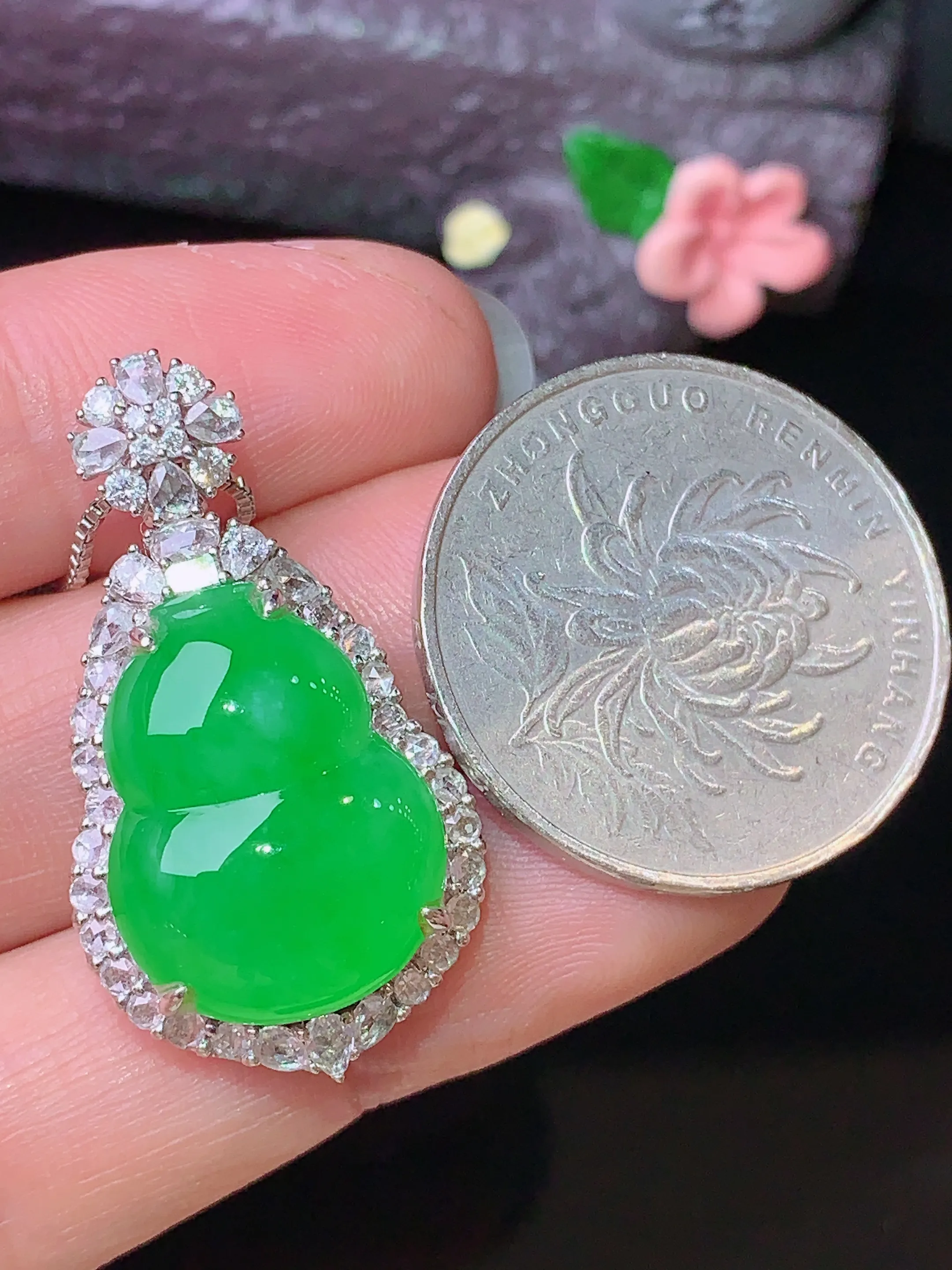 18k金钻镶嵌满绿葫芦吊坠 玉质细腻 色泽艳丽清新 整体尺寸32*17.8*11.6