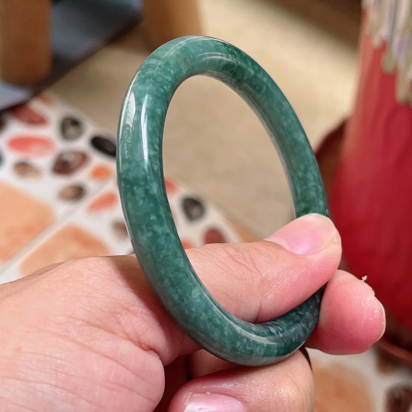 自然光实拍天然翡翠A货老坑水润冰透满绿56mm圈口圆条手镯。玉质细腻温润 色泽清新淡雅 佩戴水灵！Lww尺寸:56.4/8.8mm