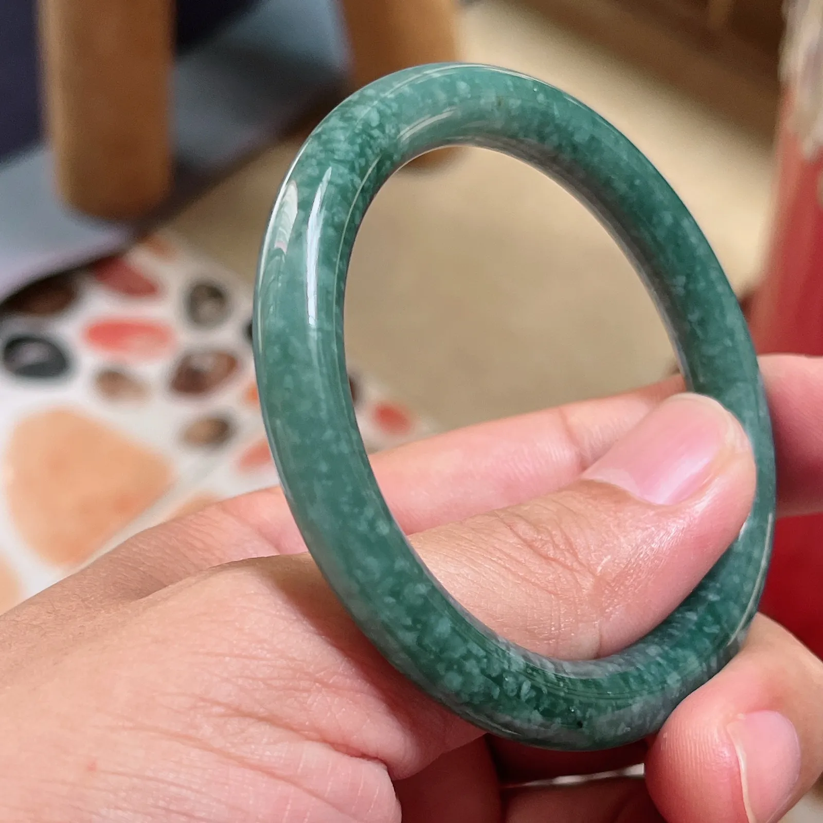 自然光实拍天然翡翠A货老坑水润冰透满绿56mm圈口圆条手镯。玉质细腻温润 色泽清新淡雅 佩戴水灵！Lww尺寸:56.4/8.8mm