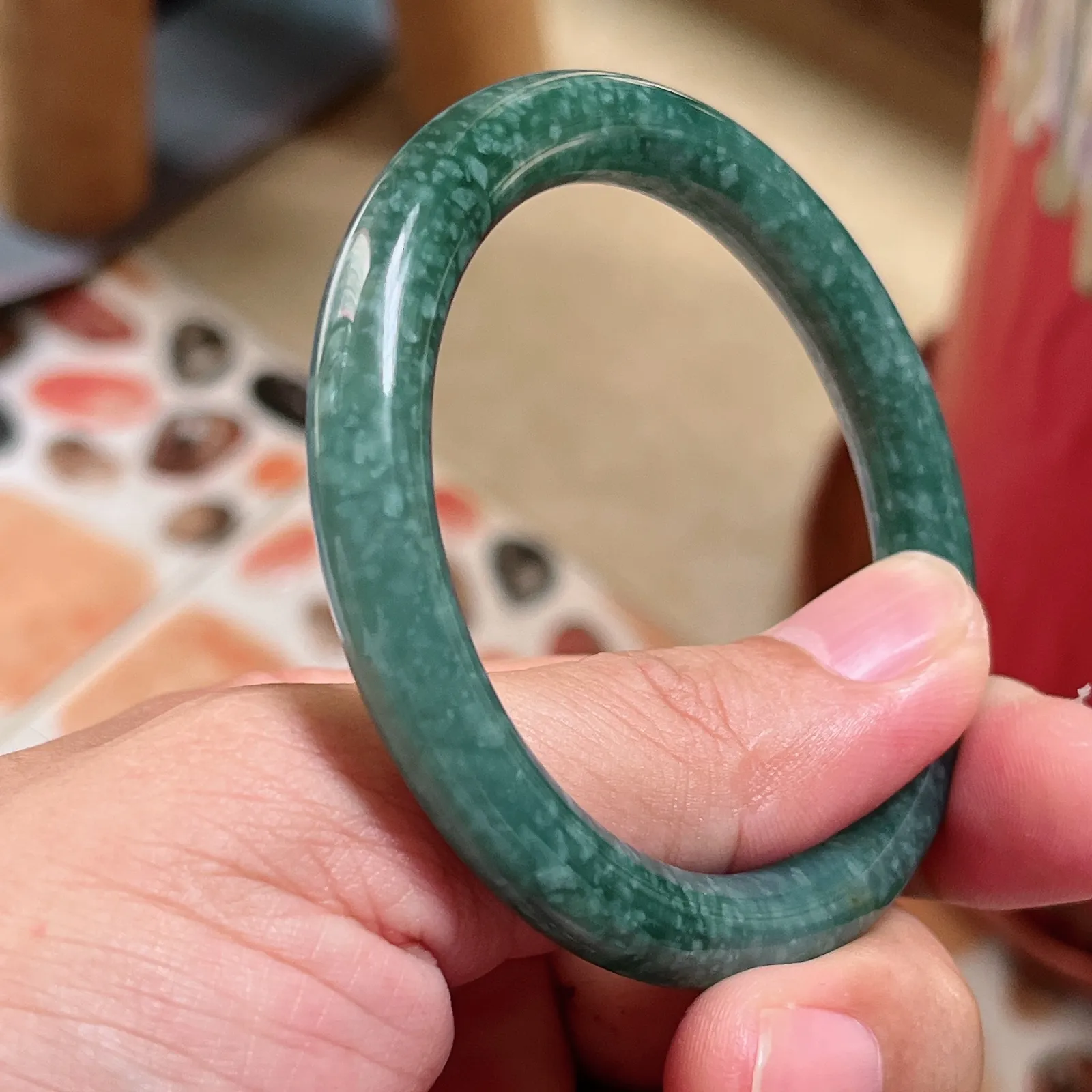 自然光实拍天然翡翠A货老坑水润冰透满绿56mm圈口圆条手镯。玉质细腻温润 色泽清新淡雅 佩戴水灵！Lww尺寸:56.4/8.8mm