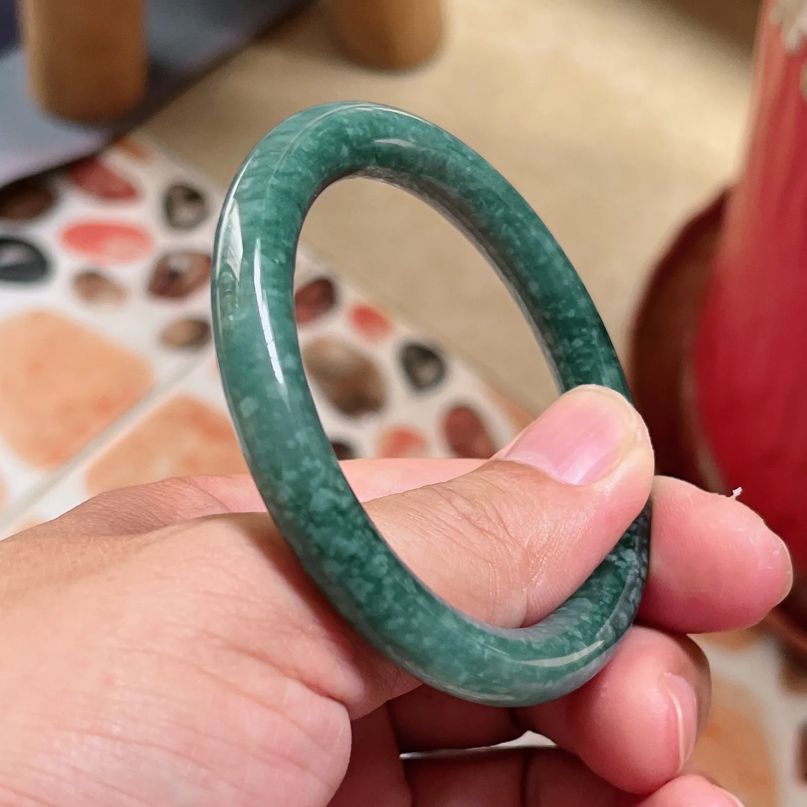 自然光实拍天然翡翠A货老坑水润冰透满绿56mm圈口圆条手镯。玉质细腻温润 色泽清新淡雅 佩戴水灵！Lww尺寸:56.4/8.8mm