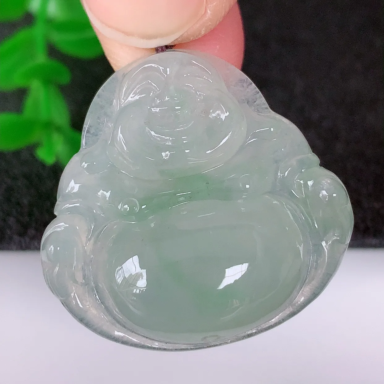 自然光实拍，冰润冰种飘绿翡翠佛公吊坠，饱满， 佛公亦保平安，寓意有福（佛公）相伴，配戴优雅迷人！#41.29