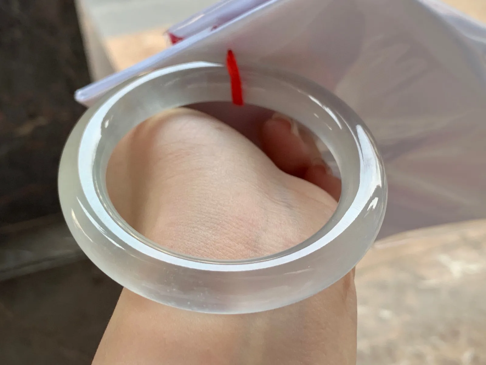 高冰玻璃种圆条手镯
尺寸：52.8-10.8mm
掉水里找不到系列！超美～整圈荧光感无敌