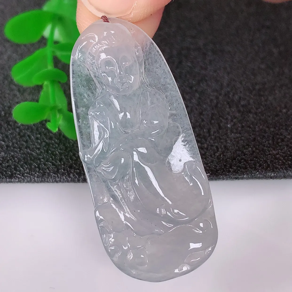 自然光实拍，冰种翡翠正装观音吊坠，赐福翡翠观音，翠色迷人，观音面相端庄，佩戴时尚出众！#87.29