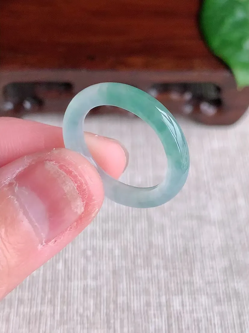 天然A货翡翠冰种飘花素面戒指  尺寸17×3.8×3mm 重量2.11g 0404