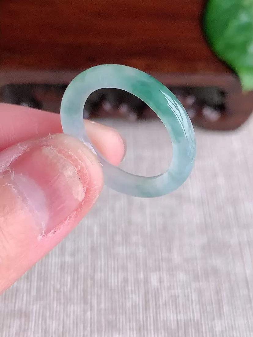 天然A货翡翠冰种飘花素面戒指  尺寸17×3.3×3mm 重量2.10g 0404