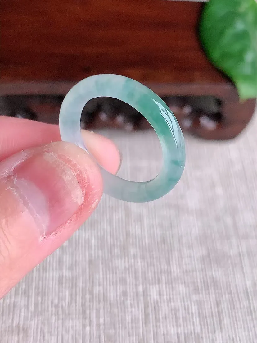 天然A货翡翠冰种飘花素面戒指  尺寸17×3.3×3mm 重量2.10g 0404