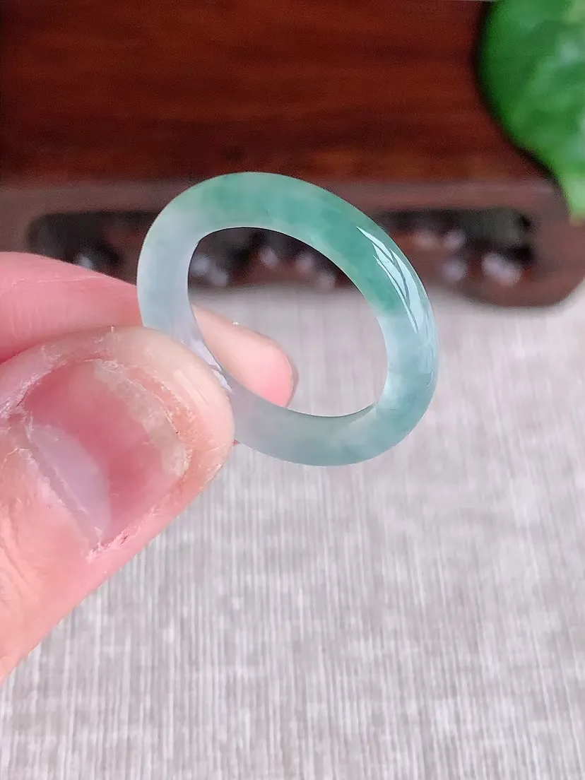 天然A货翡翠冰种飘花素面戒指  尺寸17×3.8×3mm 重量2.11g 0404