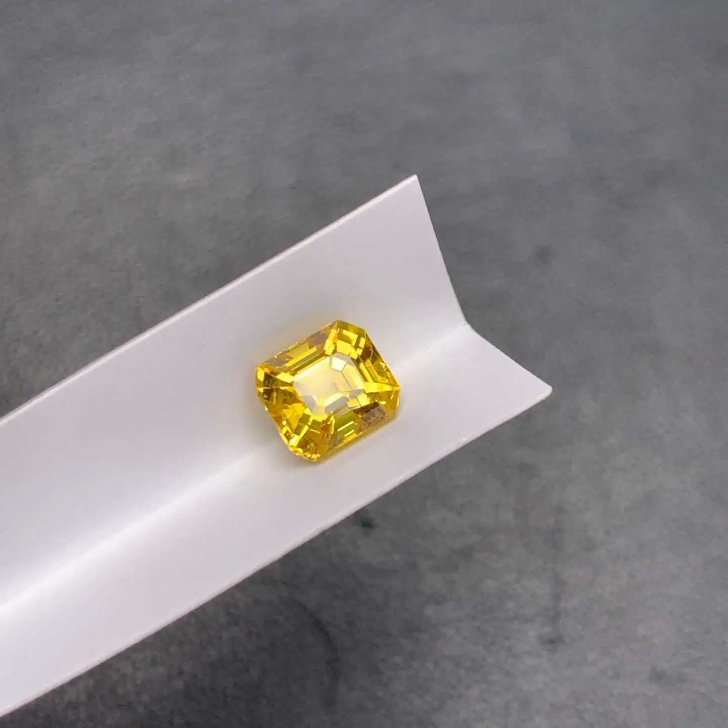 天然 黄蓝宝石裸石 颜色美 晶体干净 实物颜色更美 规格：6.6/5.8/4.8mm重量：1.97克拉。